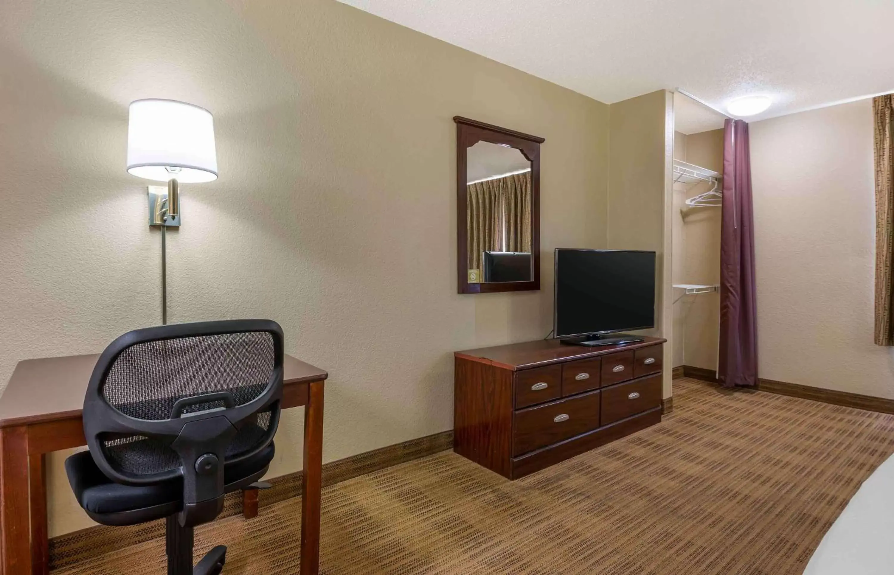 Bedroom, Seating Area in Extended Stay America Suites - Champaign - Urbana
