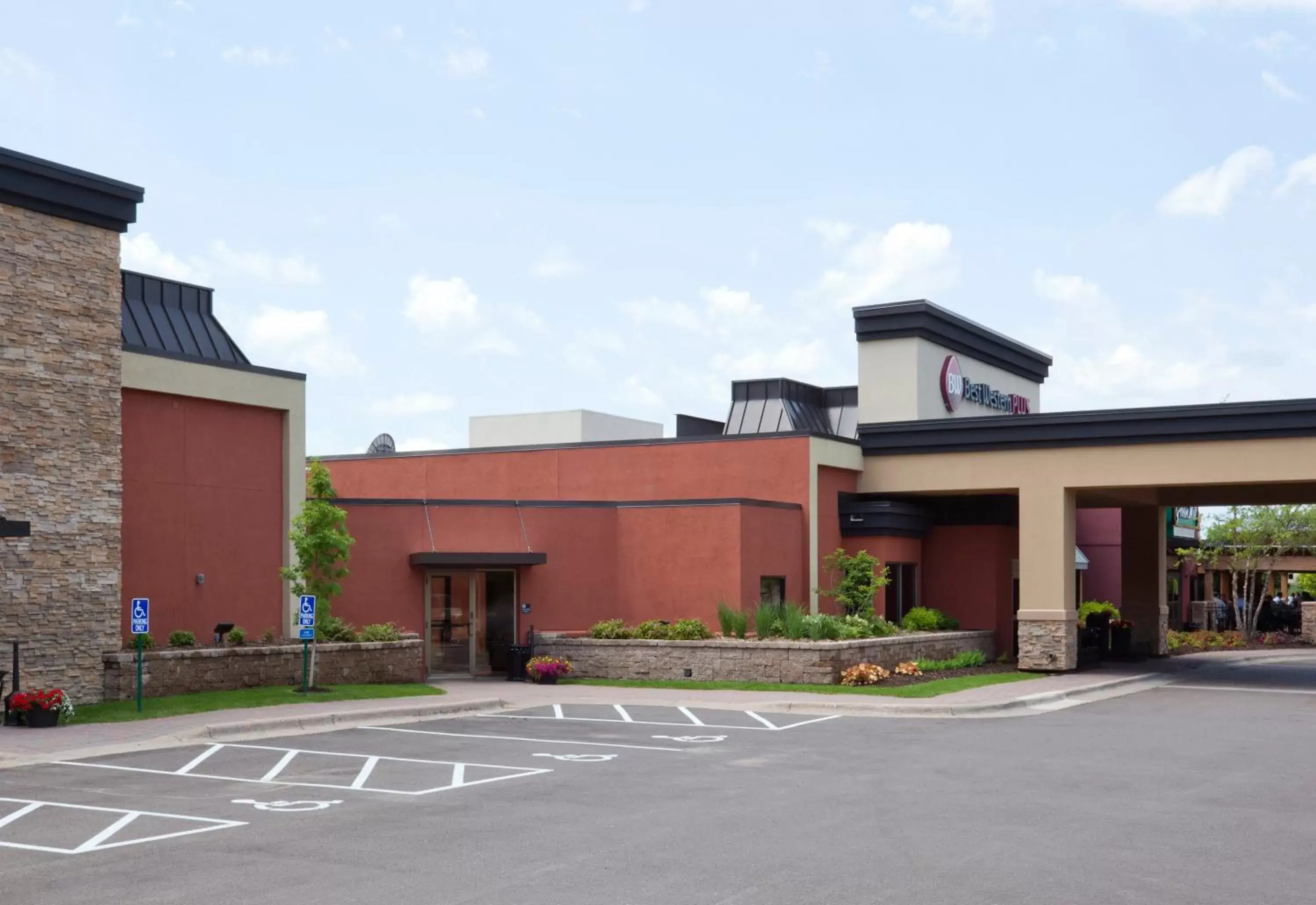 Facade/entrance, Property Building in Best Western Plus St. Paul North/Shoreview