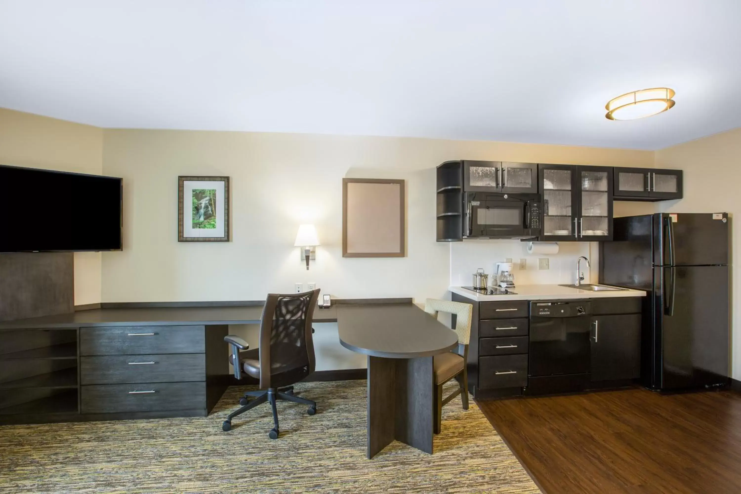 Photo of the whole room, Kitchen/Kitchenette in Candlewood Suites - Omaha Millard Area, an IHG Hotel