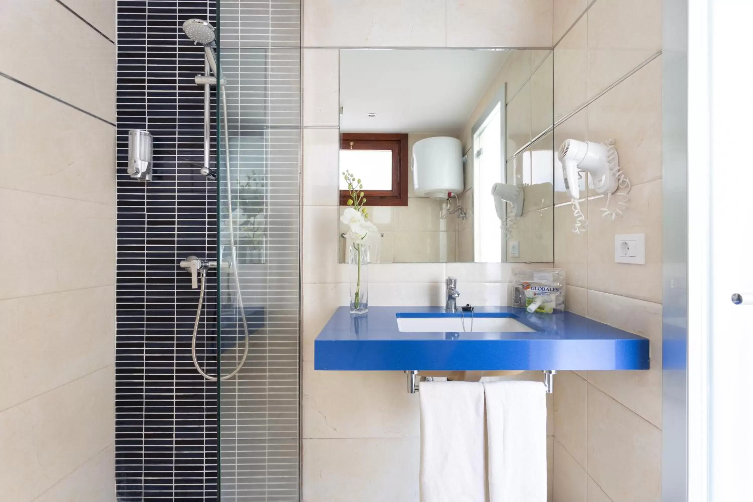 Bathroom in Globales Tamaimo Tropical Bathroom in Globales Tamaimo Tropical