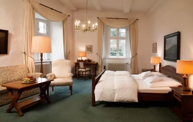 Photo of the whole room, Bed in Hotel und Restaurant Burg Schnellenberg