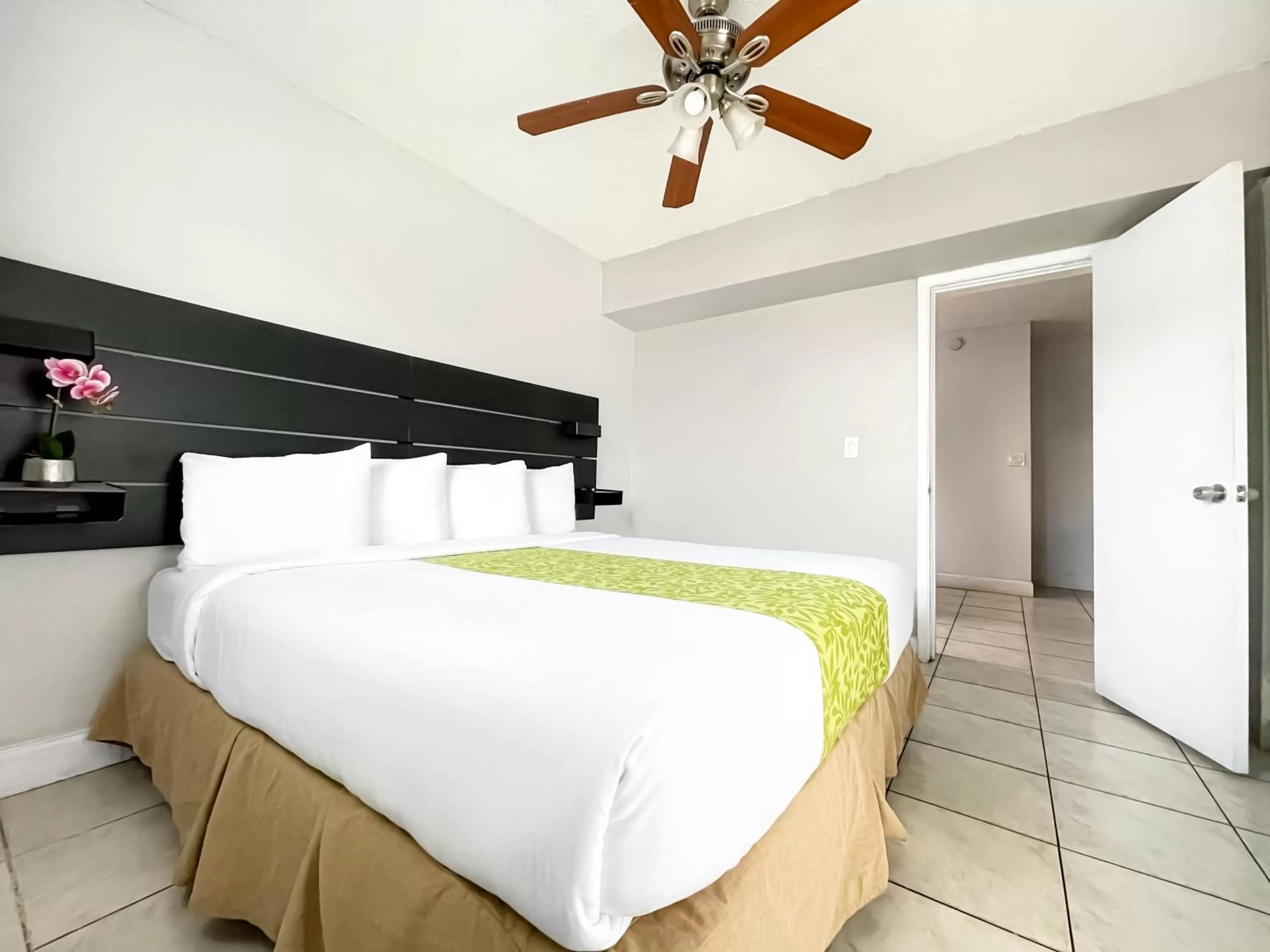 Bedroom, Bed in The Swan