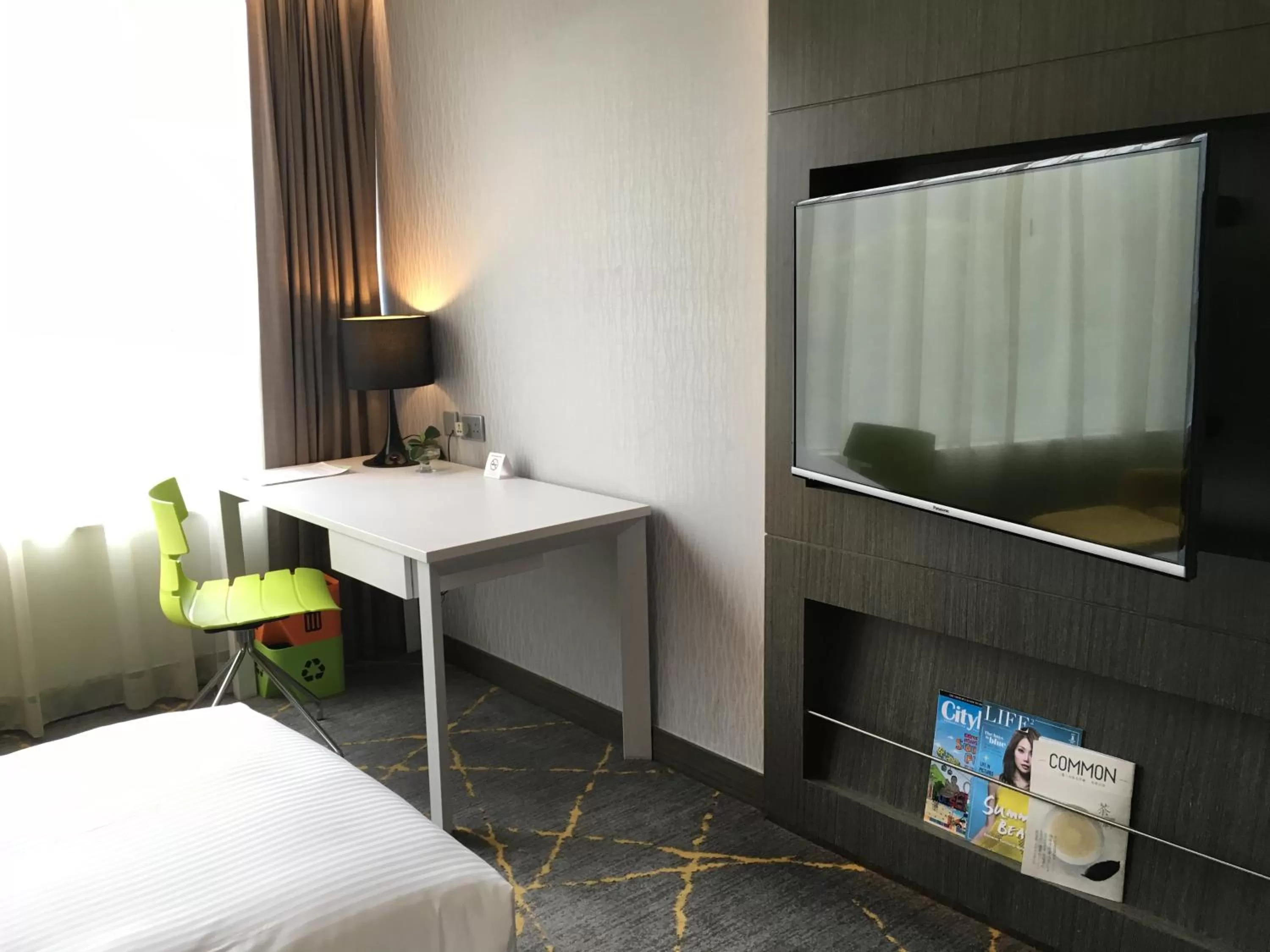 Communal lounge/ TV room, Bed in The Cityview - Chinese YMCA of Hong Kong