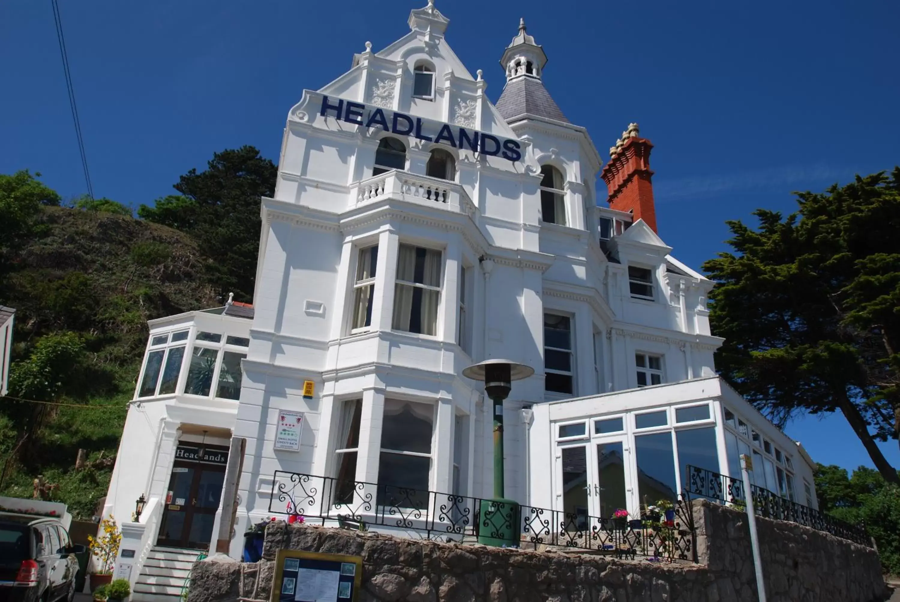 Facade/entrance in Headlands Hotel