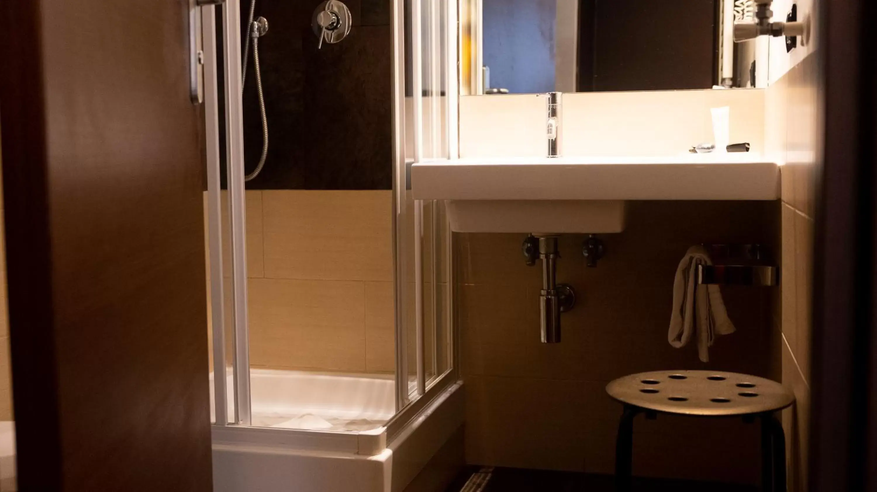 Shower, Bathroom in Hotel Re Di Roma