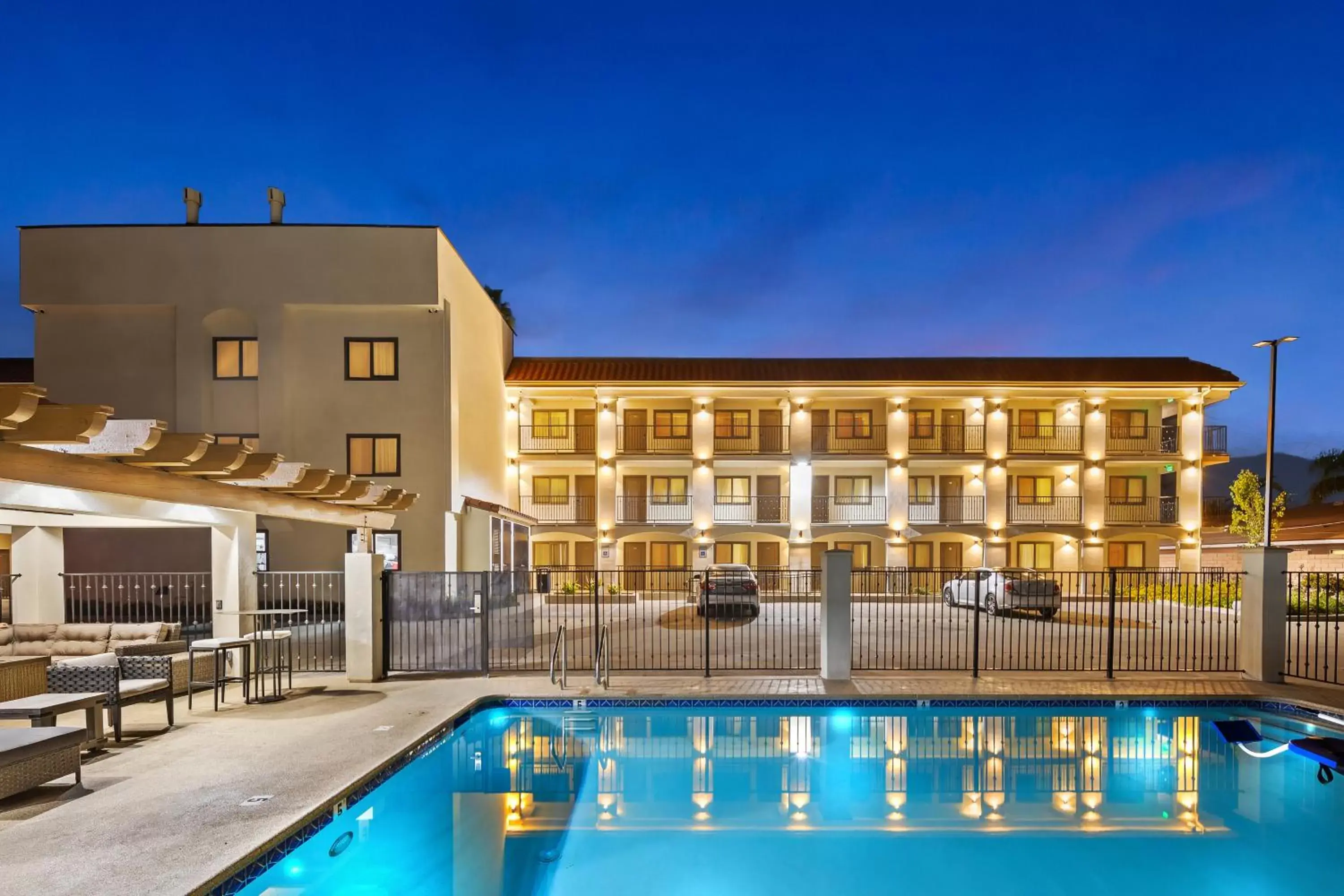 Swimming pool, Property Building in Hotel Huntington