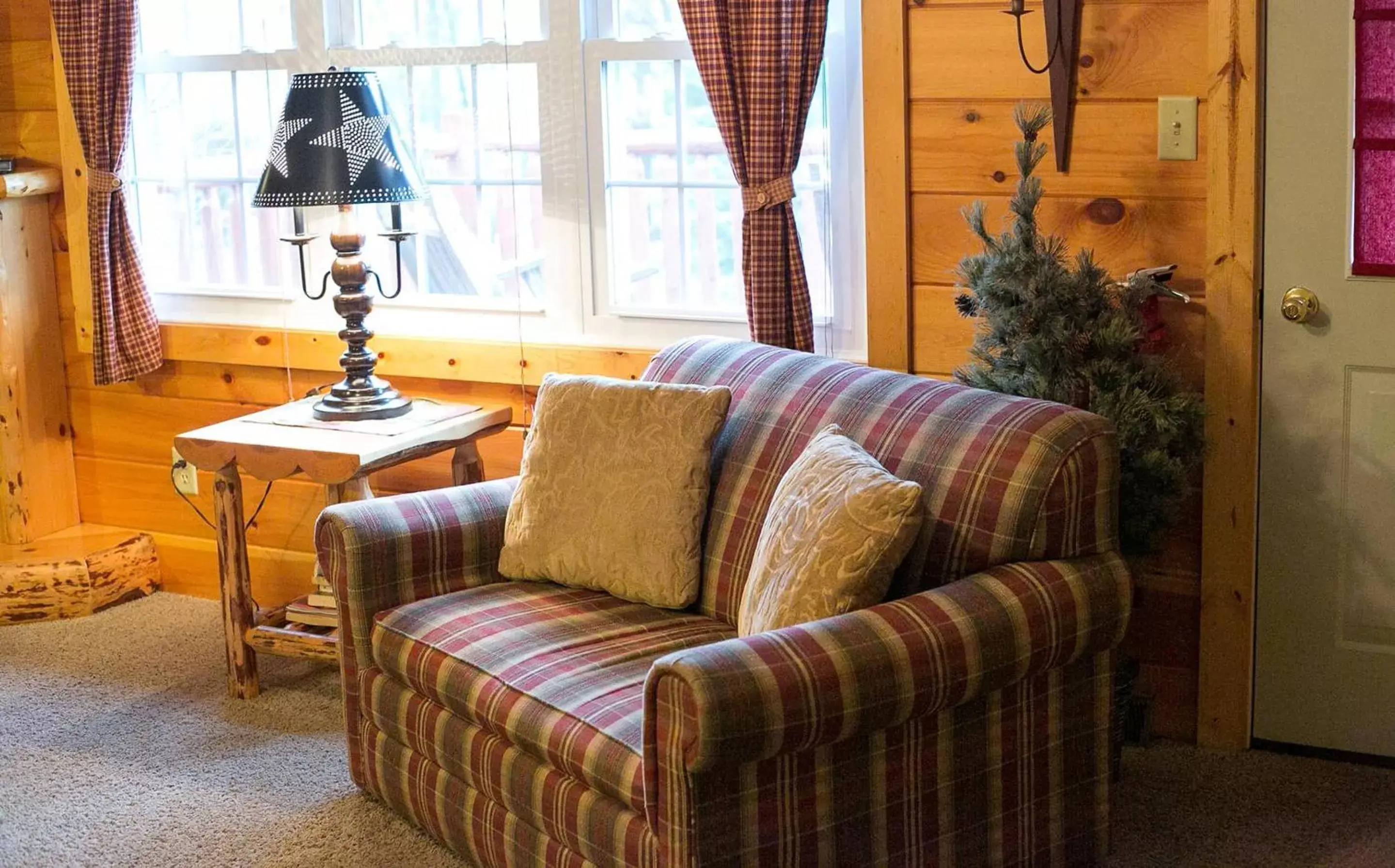 Living room, Seating Area in Blessing Lodge by Amish Country Lodging