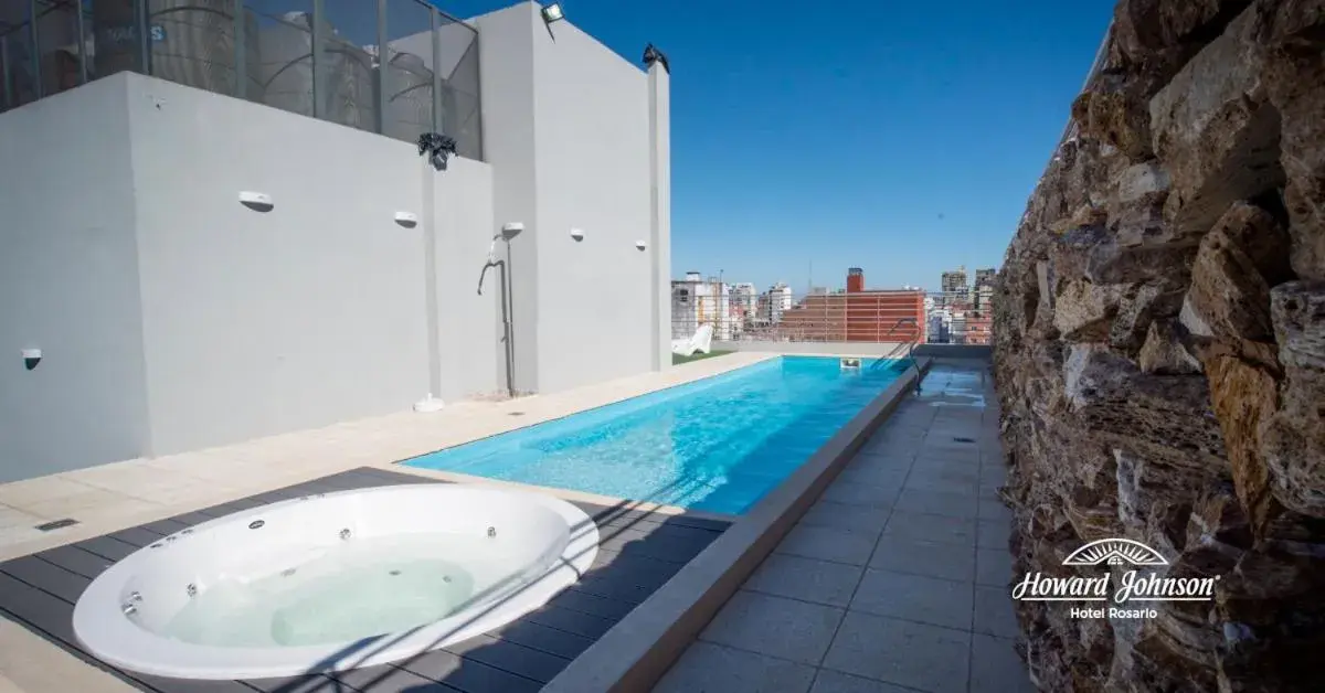 Swimming Pool in Howard Johnson Hotel Rosario