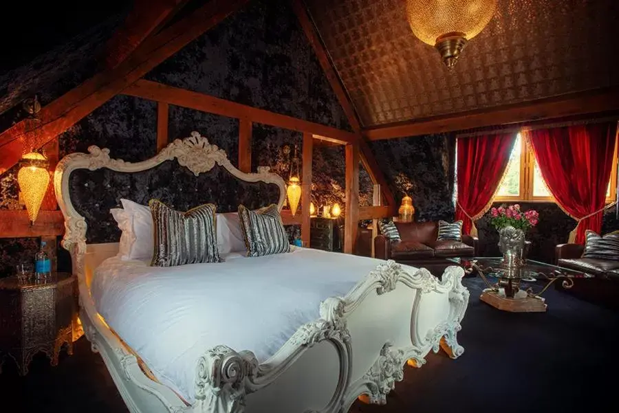 Bedroom, Bed in Crazy Bear Stadhampton