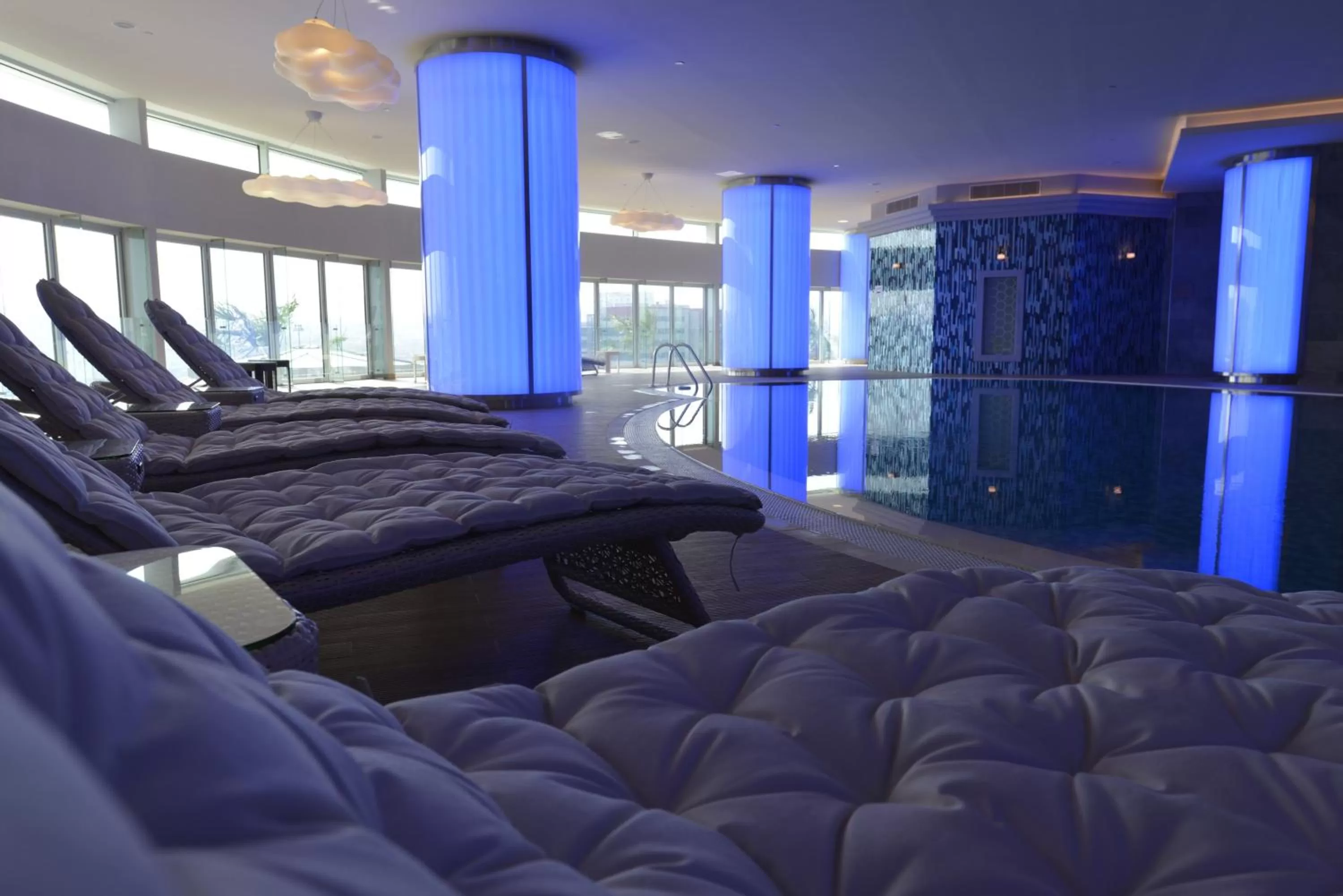 Swimming pool in Wyndham Grand Istanbul Europe