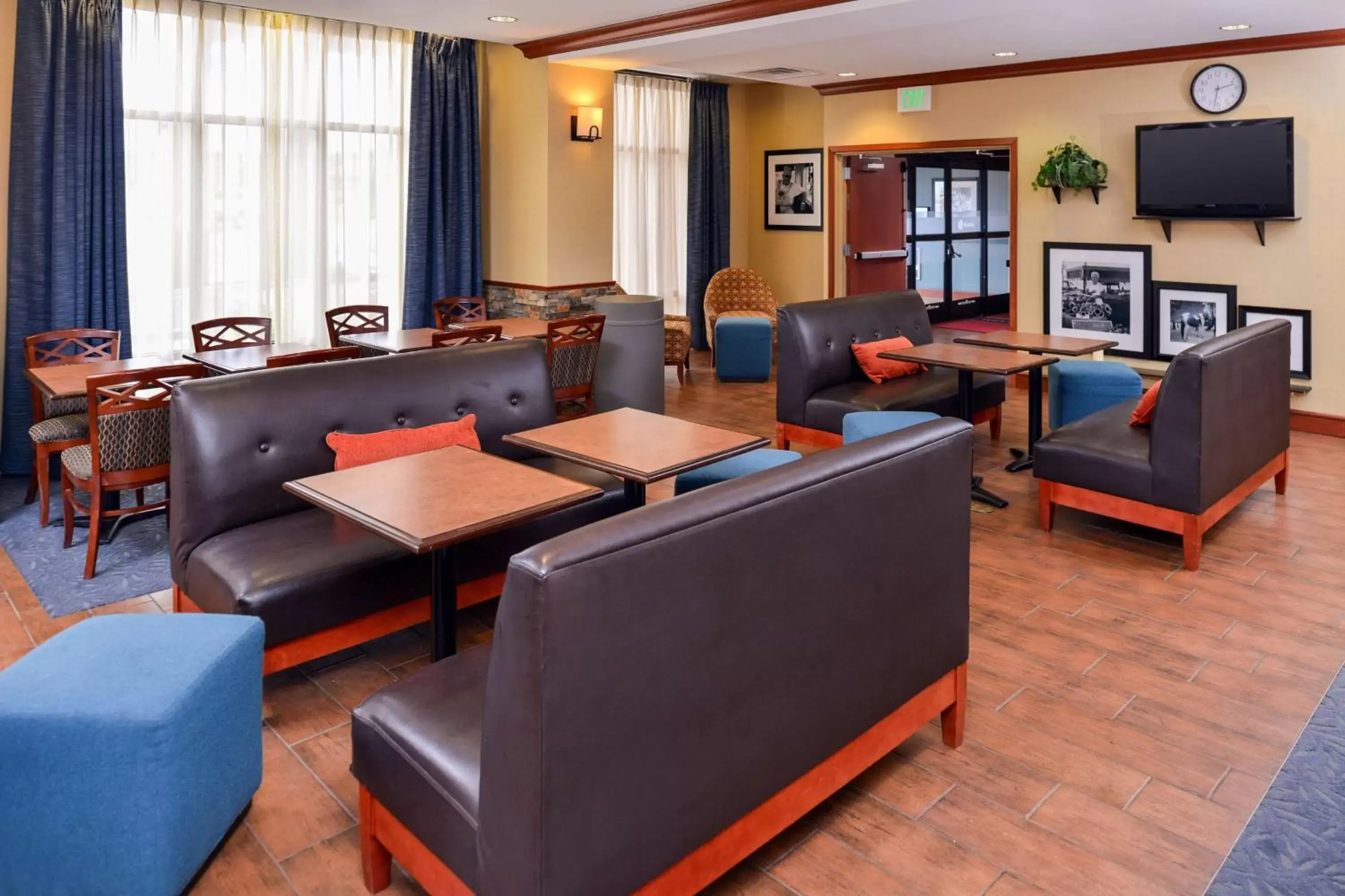 Lobby or reception, Lounge/Bar in Hampton Inn Evanston