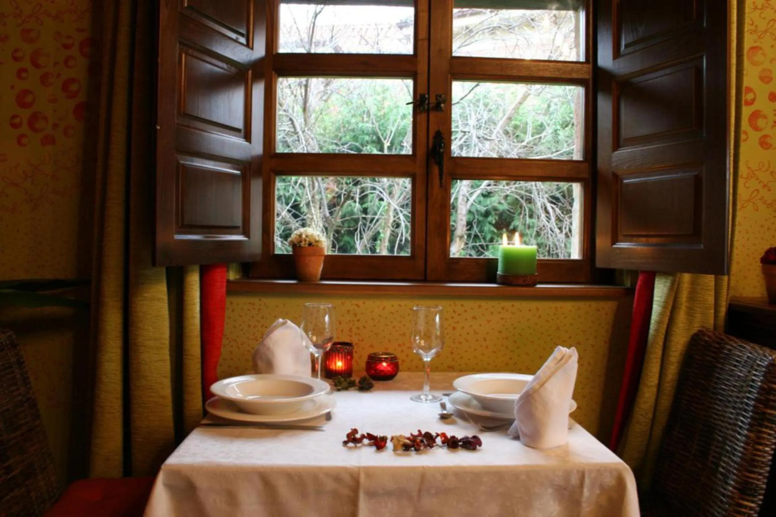 Restaurant/places to eat in La Casona de Revolgo