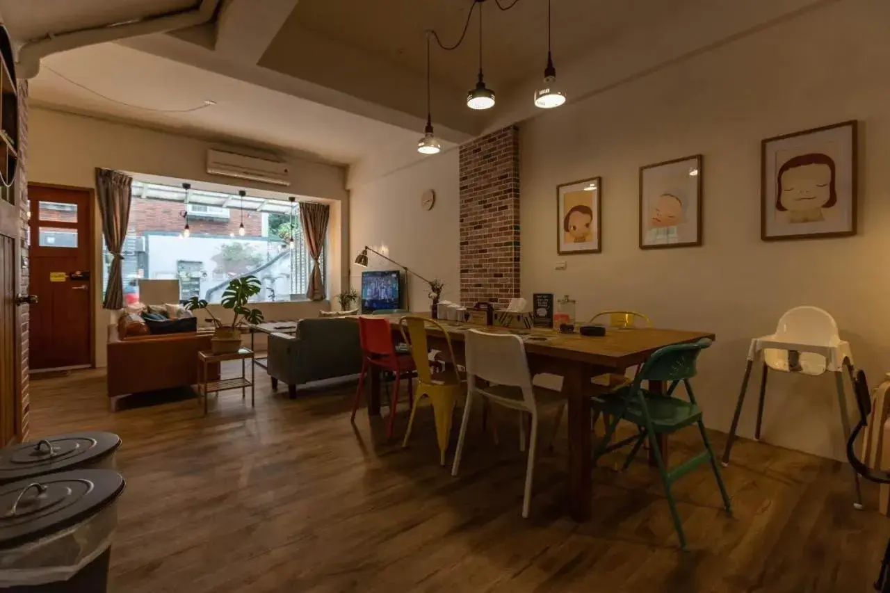 Restaurant/Places to Eat in Cozy House Hostel