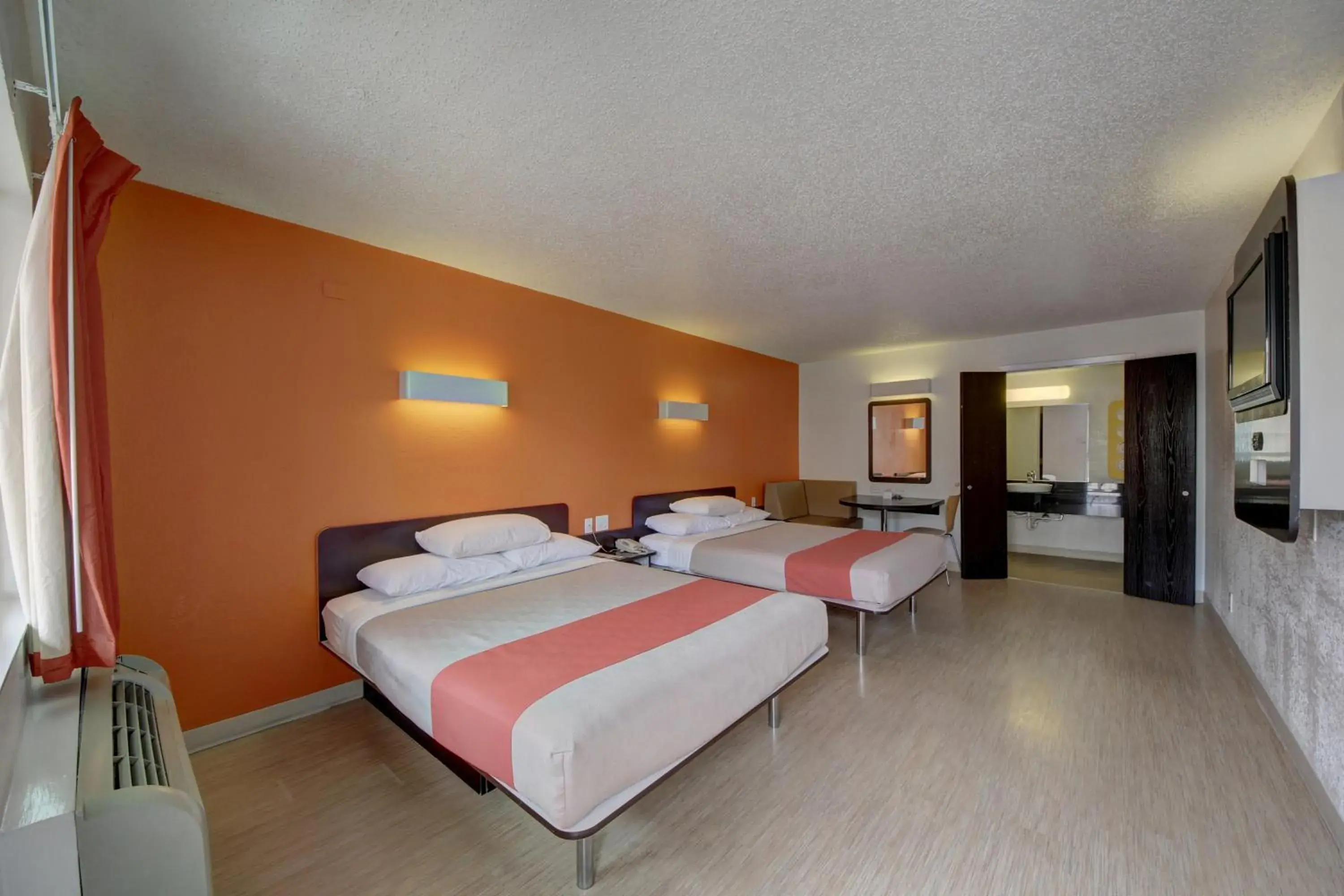 Bedroom, Bed in Motel 6-San Antonio, TX - Downtown - Market Square