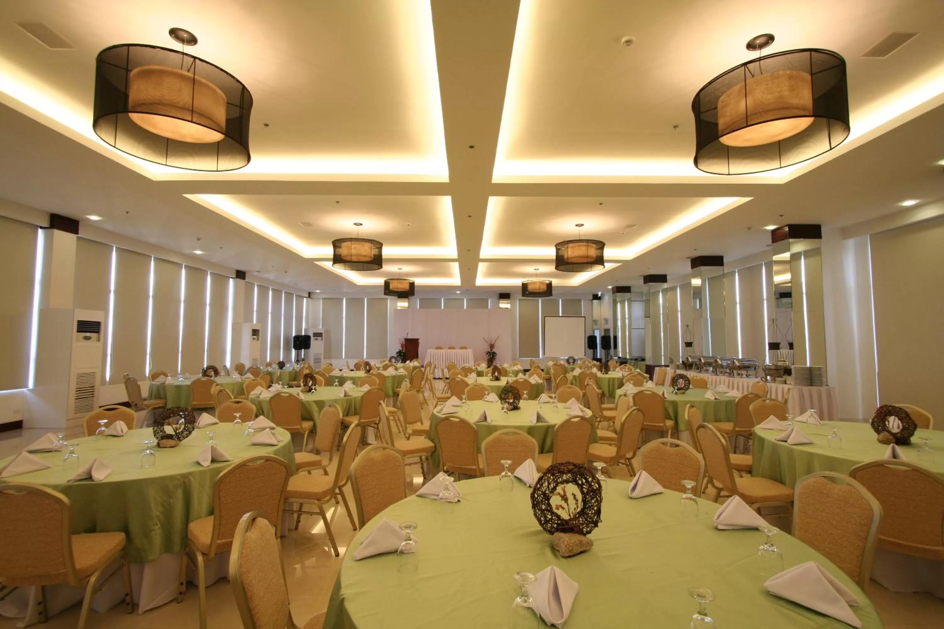 Restaurant/places to eat in Hotel St. Ellis