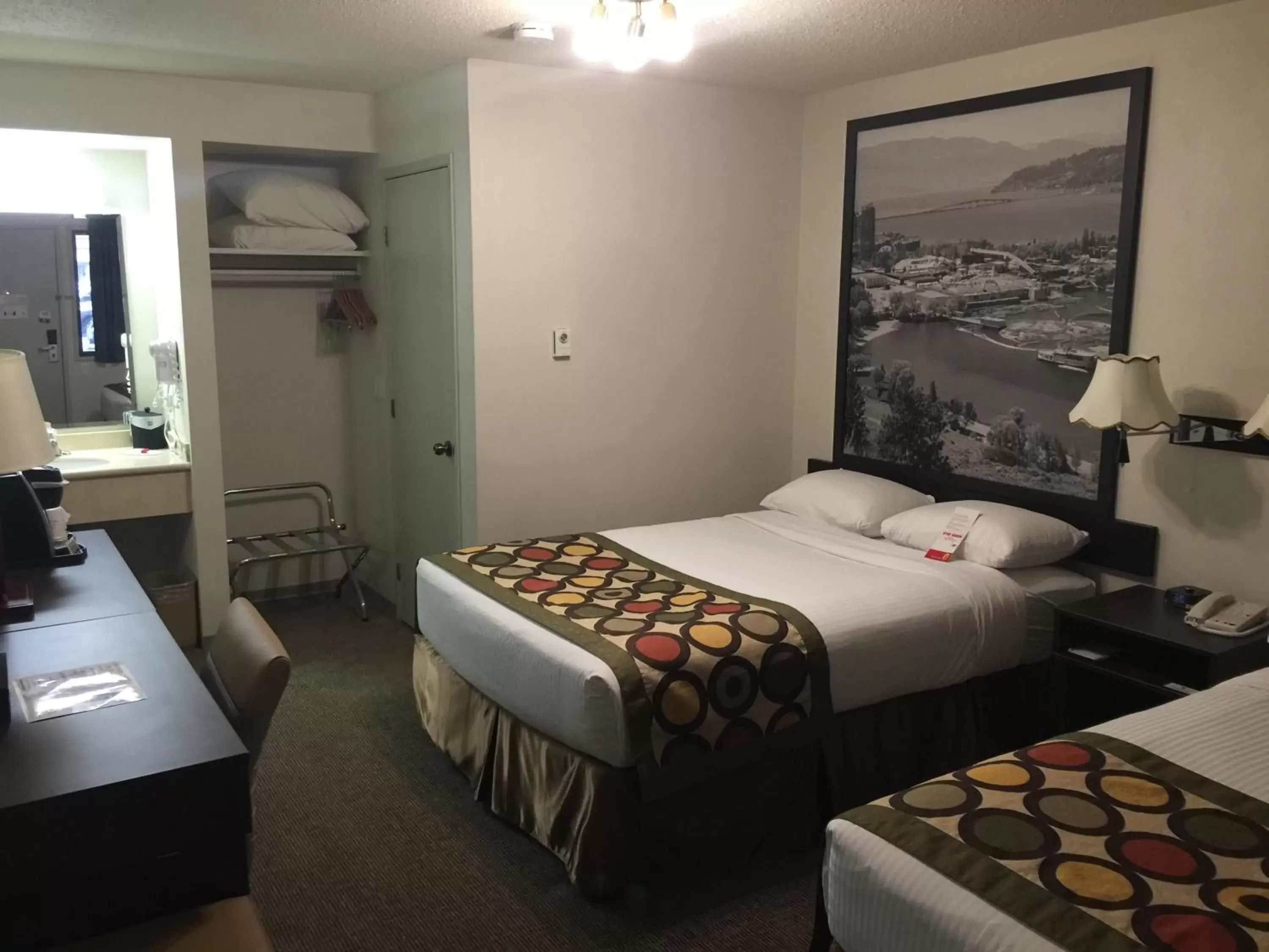 Photo of the whole room, Bed in Super 8 by Wyndham Kelowna BC