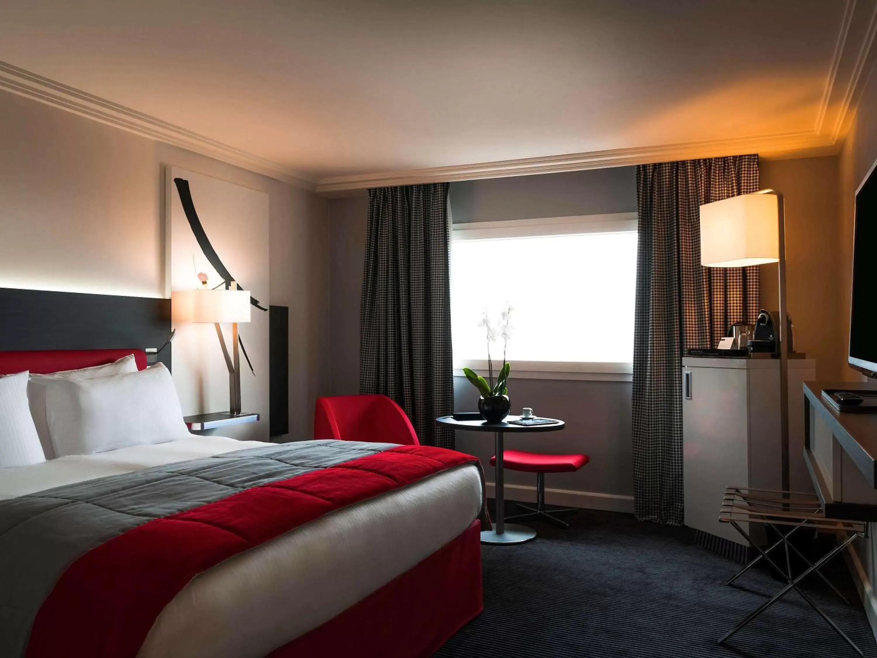Photo of the whole room, Bed in Mercure Paris CDG Airport & Convention