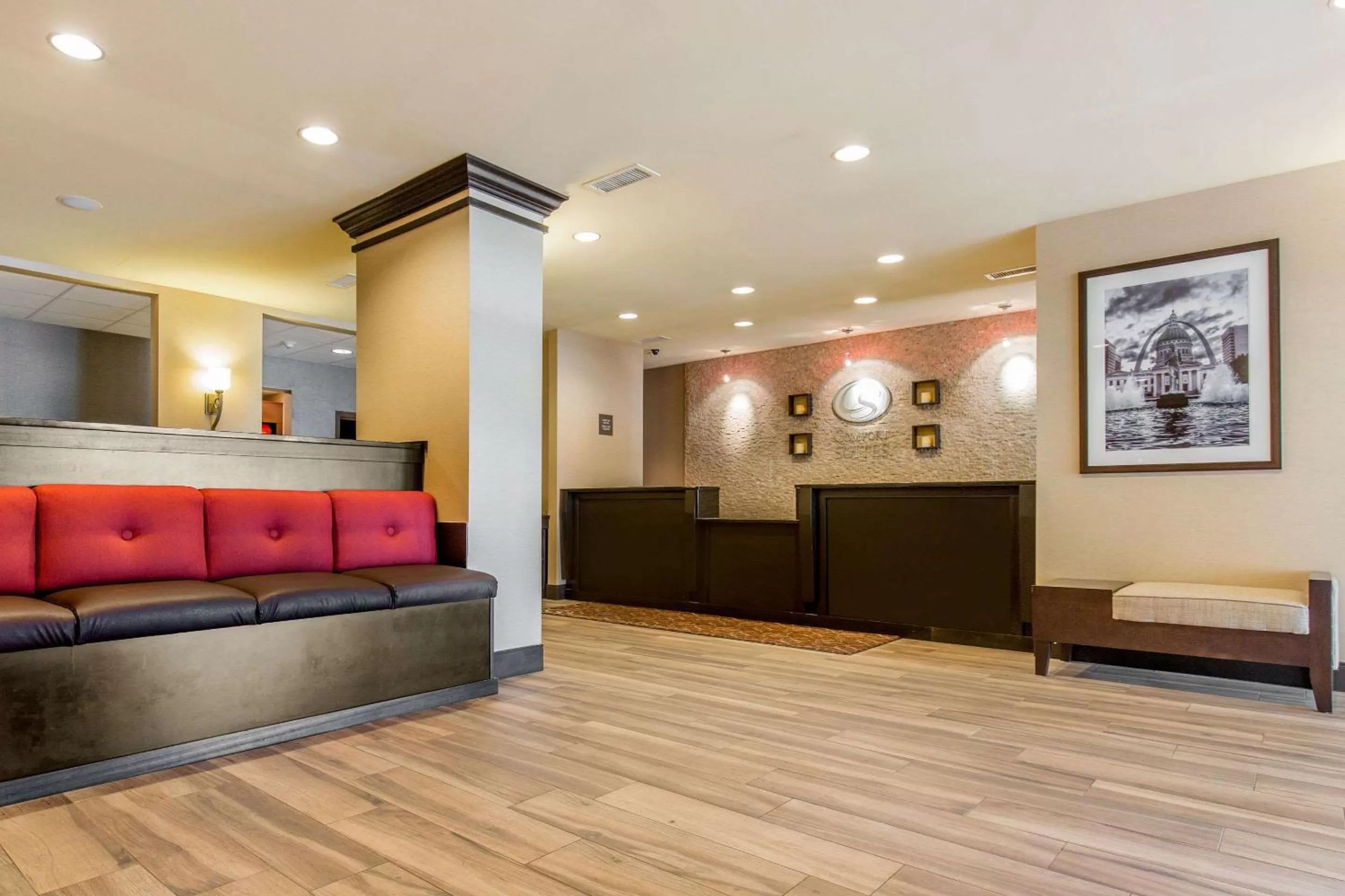 Lobby or reception in Comfort Suites Fairview Heights Saint Louis