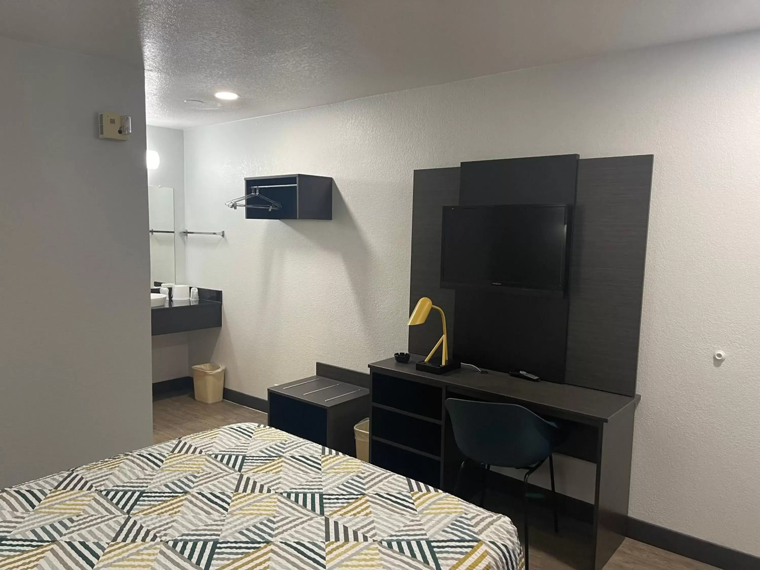 Bed in Motel 6 Denton, TX - UNT Bed in Motel 6 Denton, TX - UNT