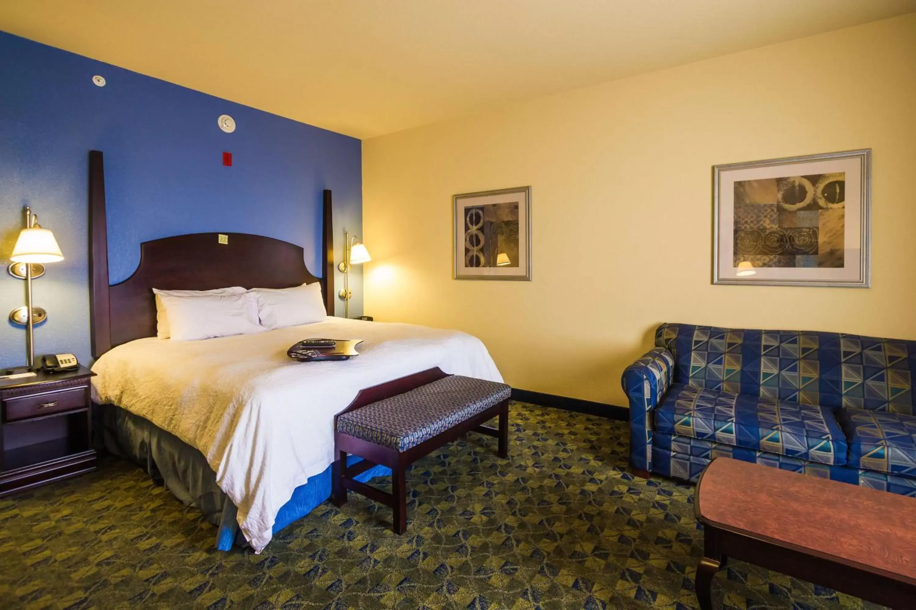 Bed in Hampton Inn & Suites Natchez
