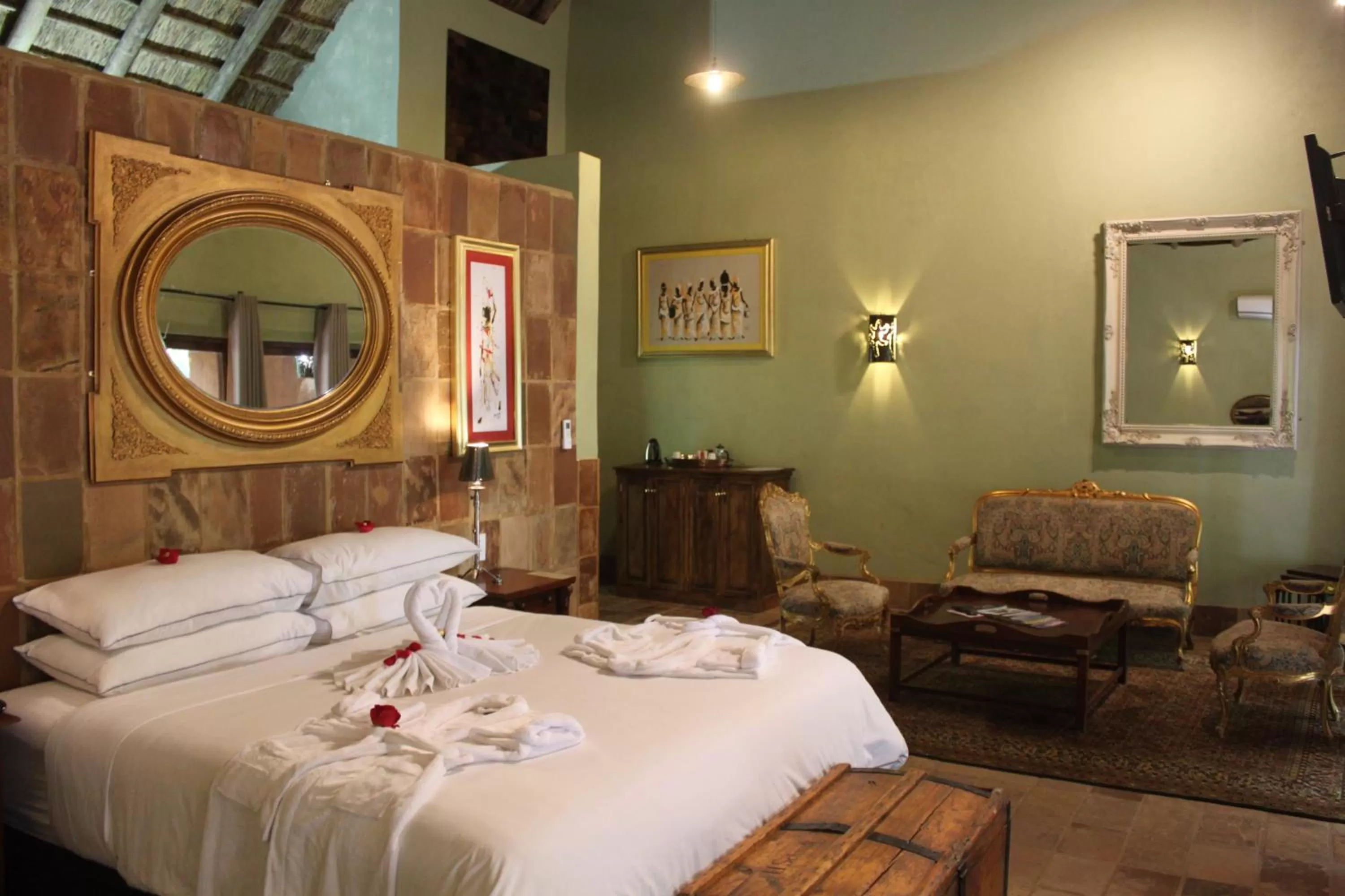 Photo of the whole room, Bed in Misty Hills Country Hotel, Conference Centre & Spa