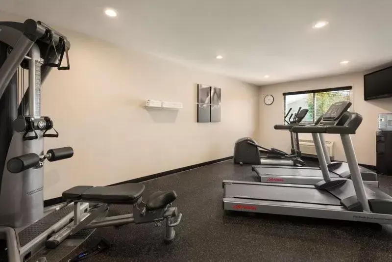 Fitness Center/Facilities in Country Inn & Suites by Radisson, Baxter, MN