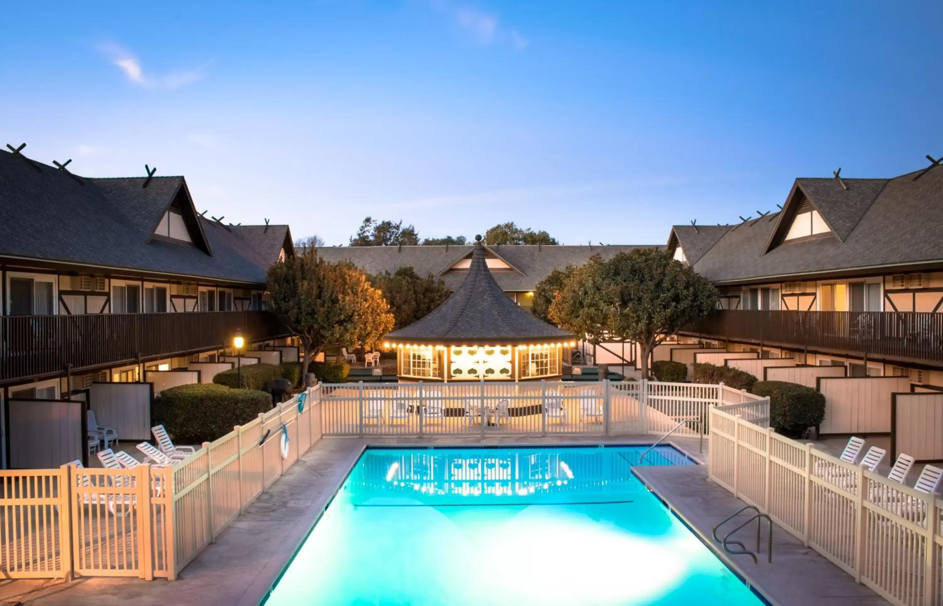 Swimming Pool in Pea Soup Andersen's Inn