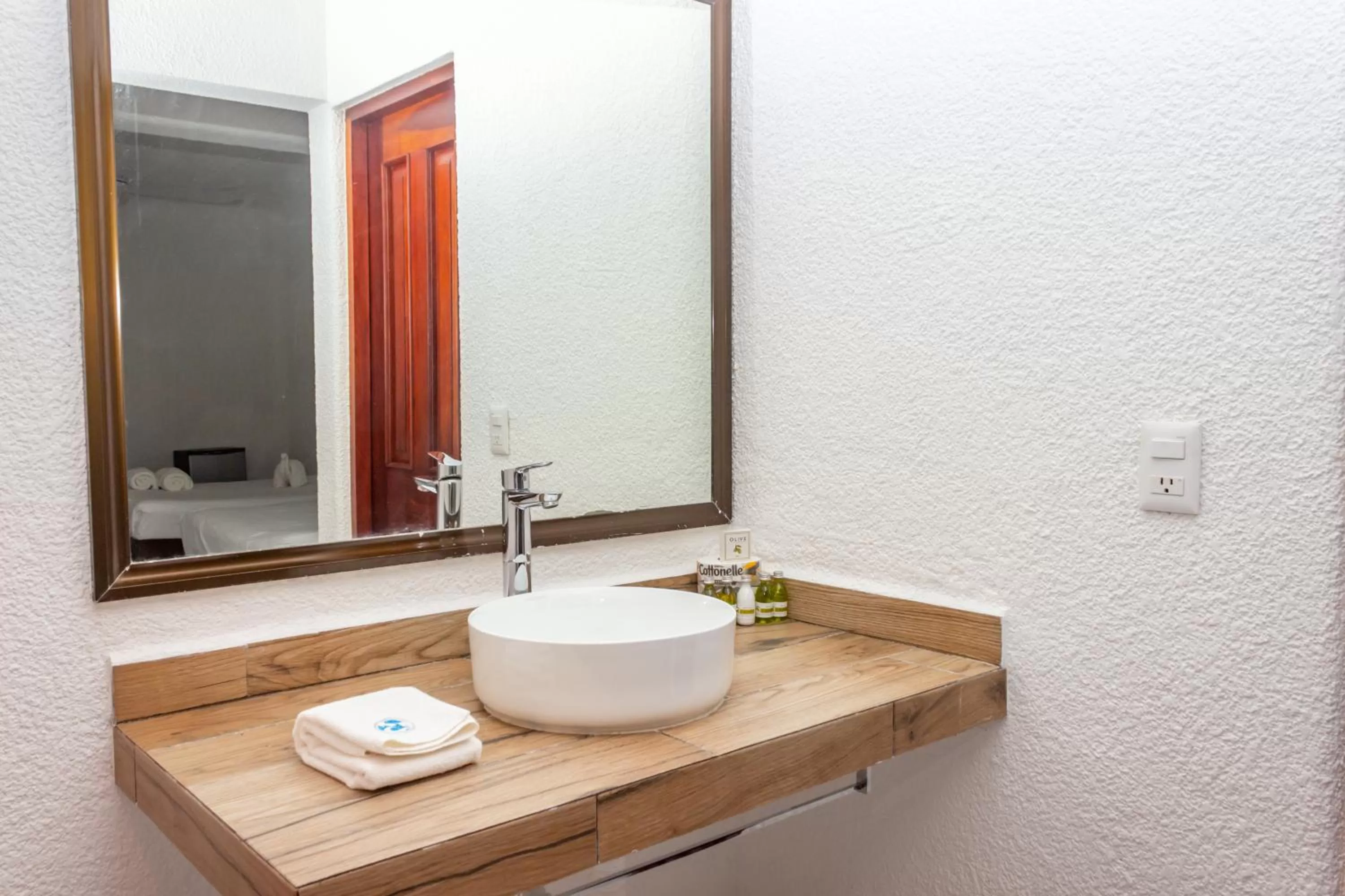 Bathroom in Pelicano Inn Playa del Carmen - Beachfront Hotel