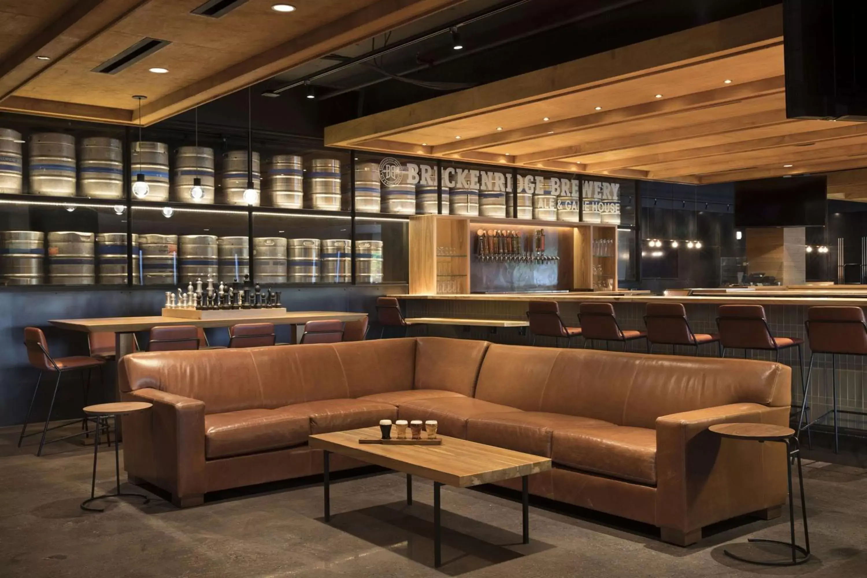Lounge or bar in The Inverness Denver, a Hilton Golf & Spa Resort