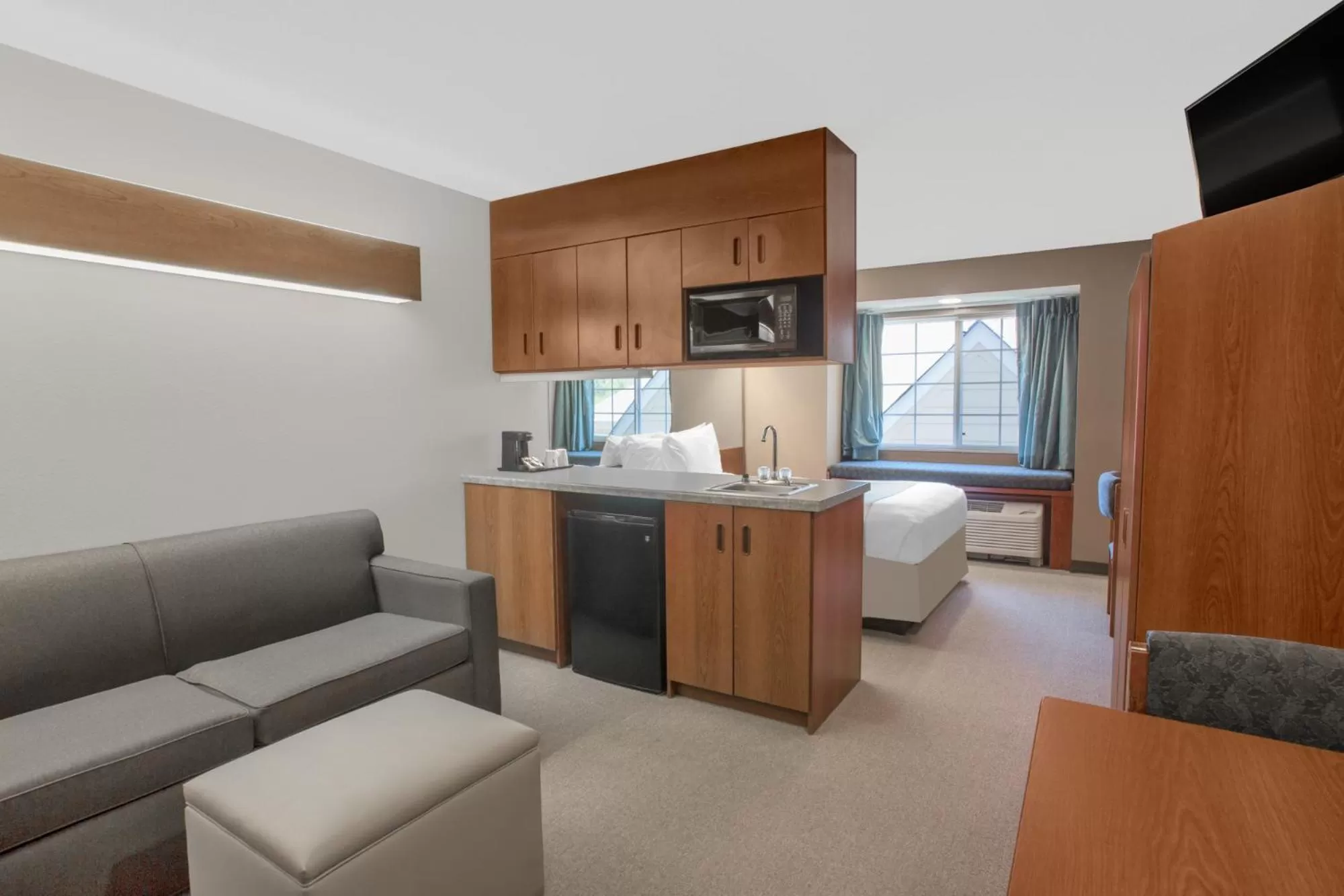 Kitchen or kitchenette, Bed in Microtel Inn & Suites by Wyndham Gardendale - Birmingham North