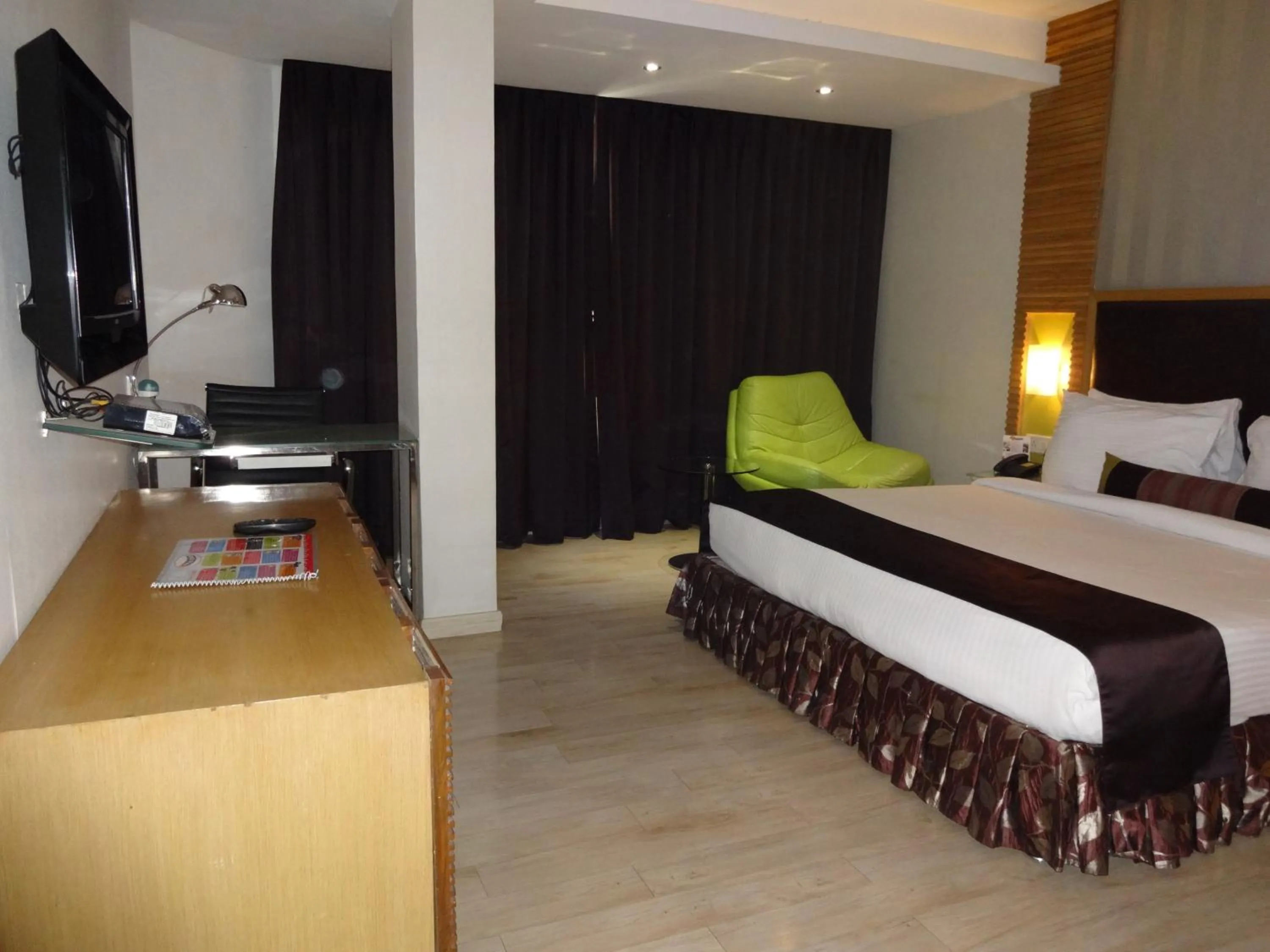 Bedroom, Bed in The Purple Leaf Hotels