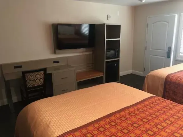 Photo of the whole room, Bed in Presidio Parkway Inn