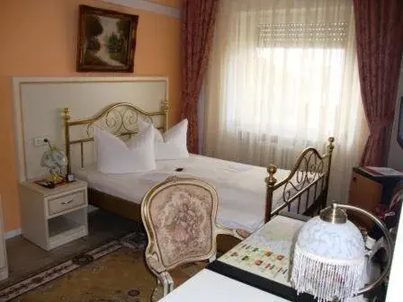 Photo of the whole room, Bed in Haus Mooren, Hotel Garni