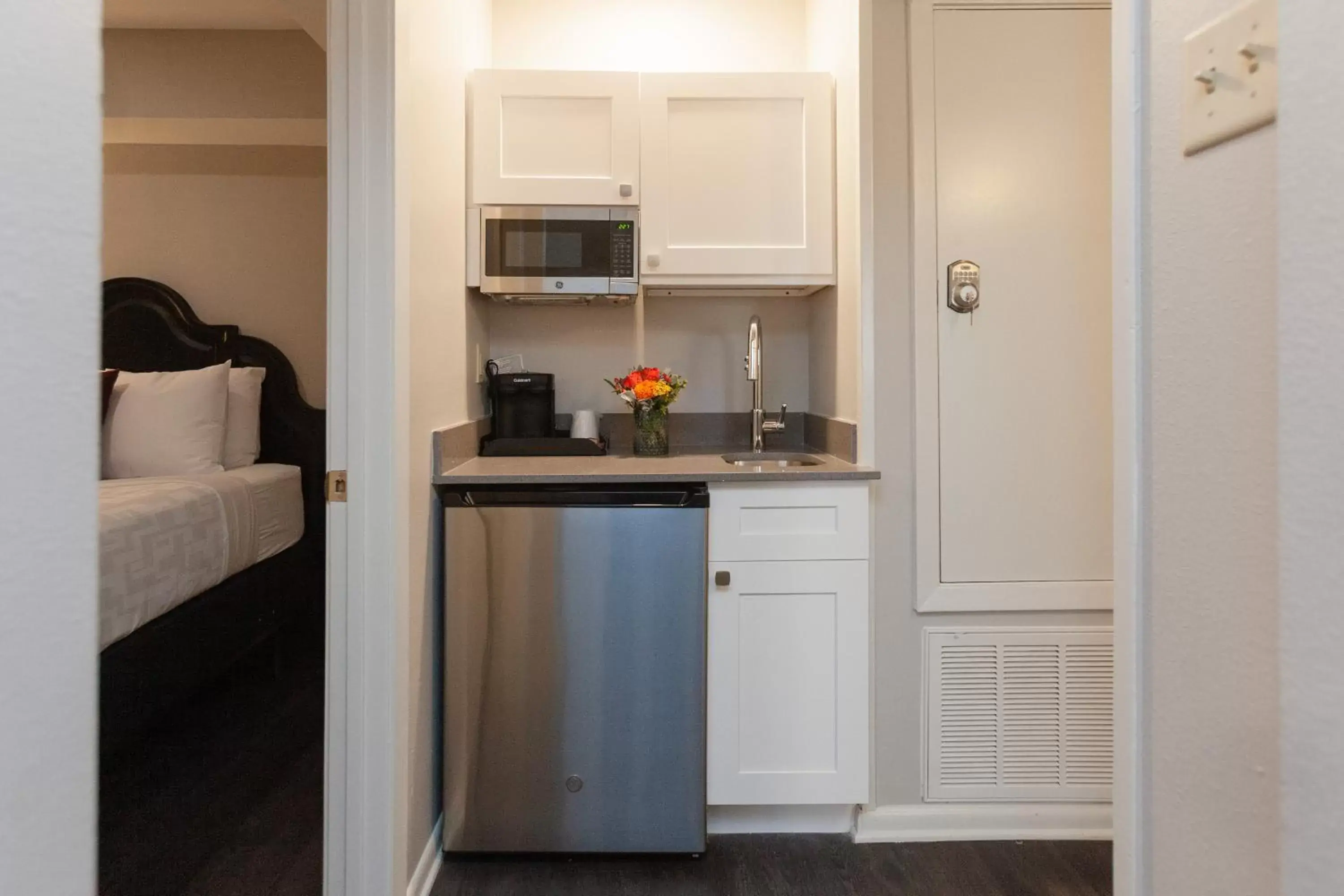 Kitchen or kitchenette, Kitchen/Kitchenette in French Quarter Courtyard Hotel and Suites