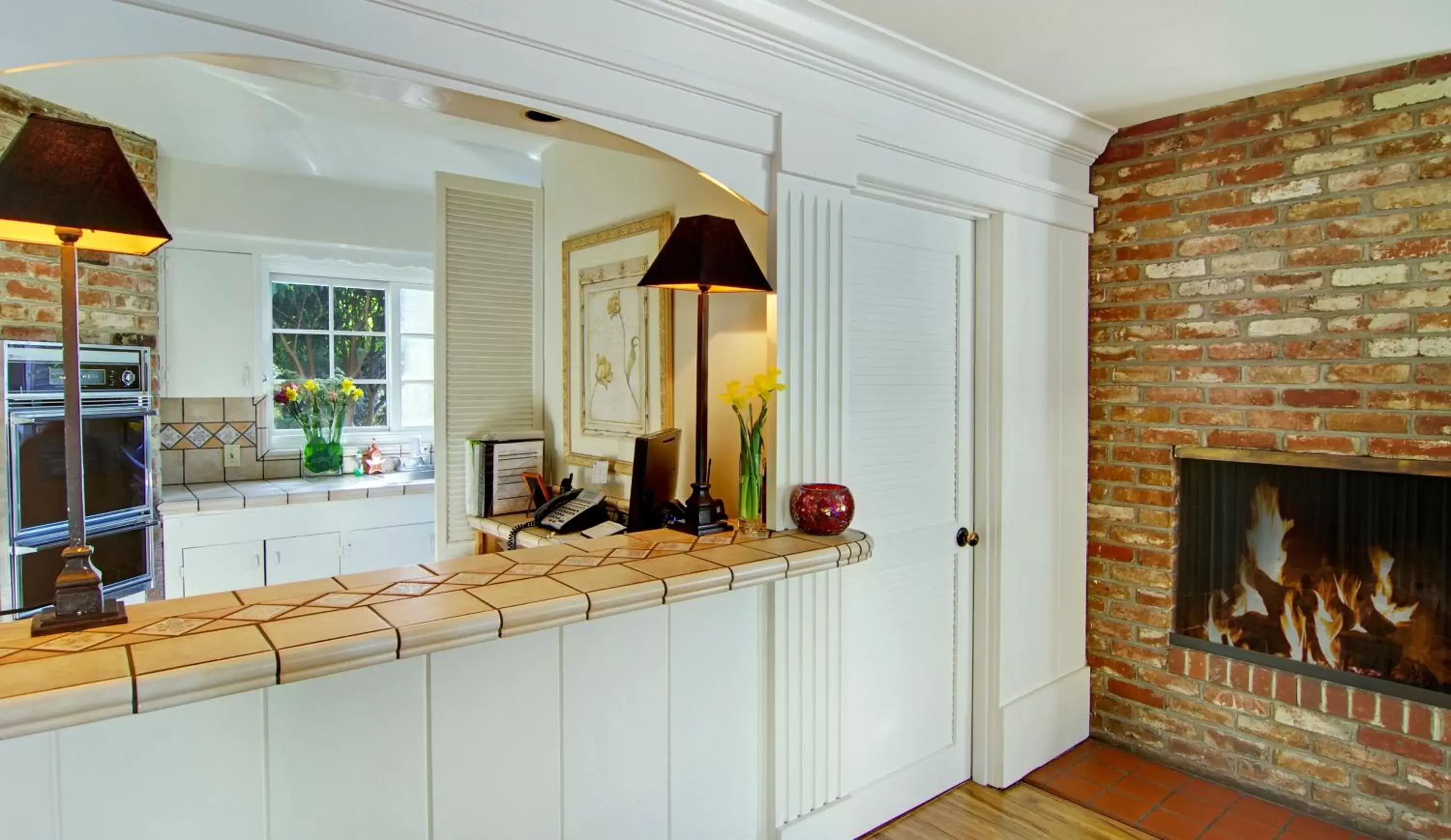 Kitchen or kitchenette, Kitchen/Kitchenette in Wayside Inn