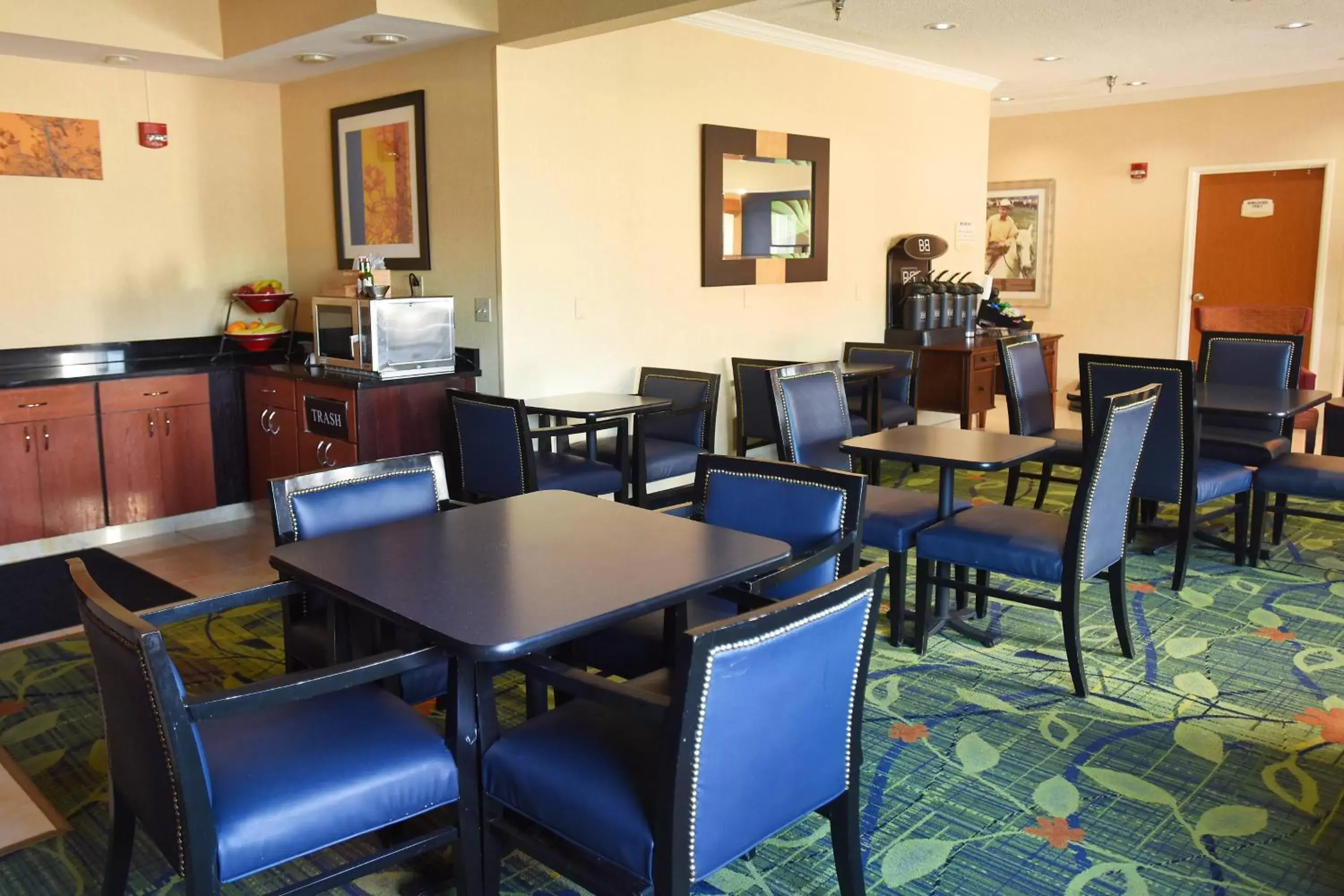 Lobby or reception, Restaurant/Places to Eat in Fairfield Inn Topeka