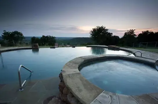 Hot Tub, Swimming Pool in Wildcatter Ranch and Resort