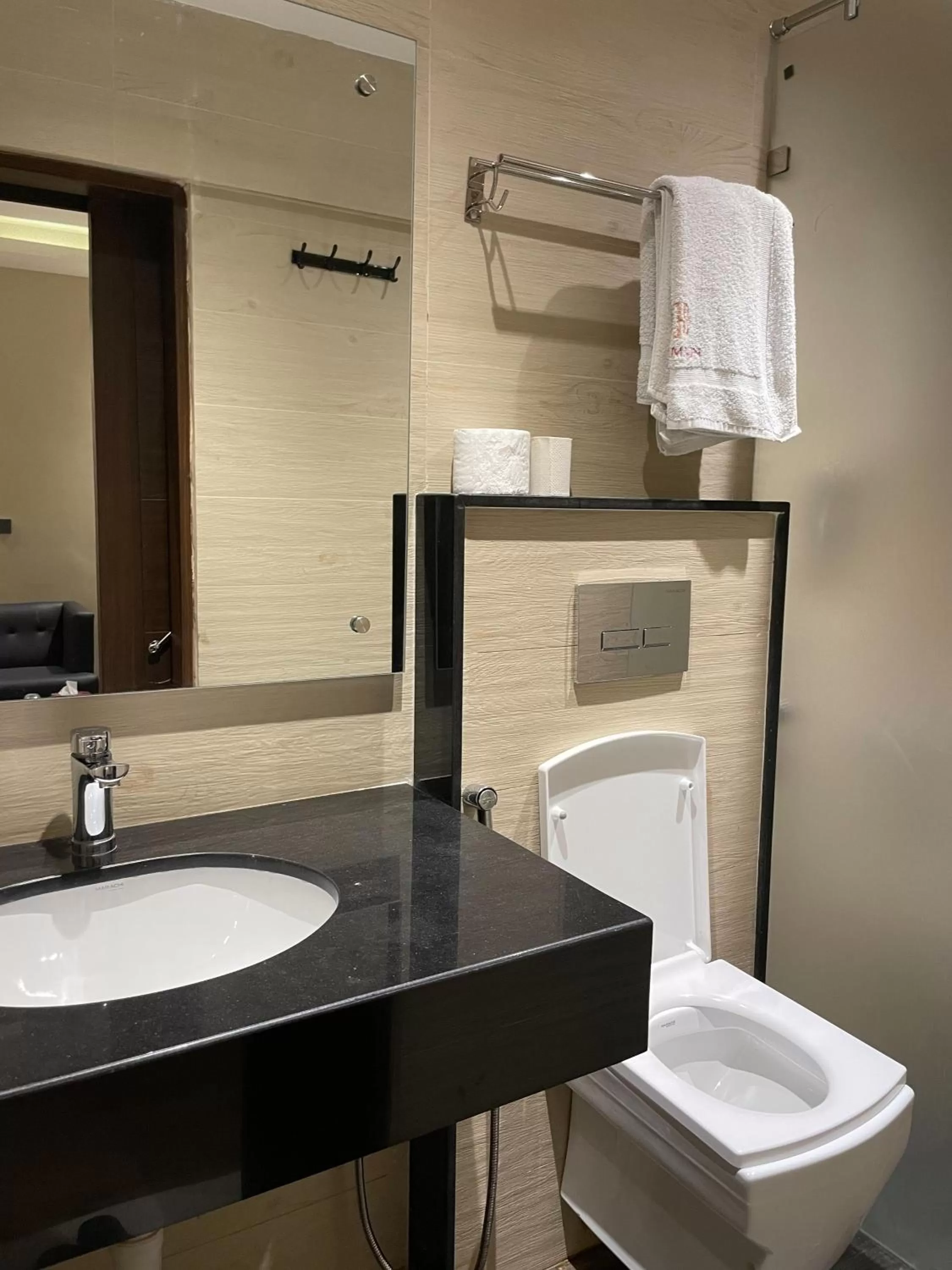 Bathroom in Hamsun Shahrah-e-Faisal