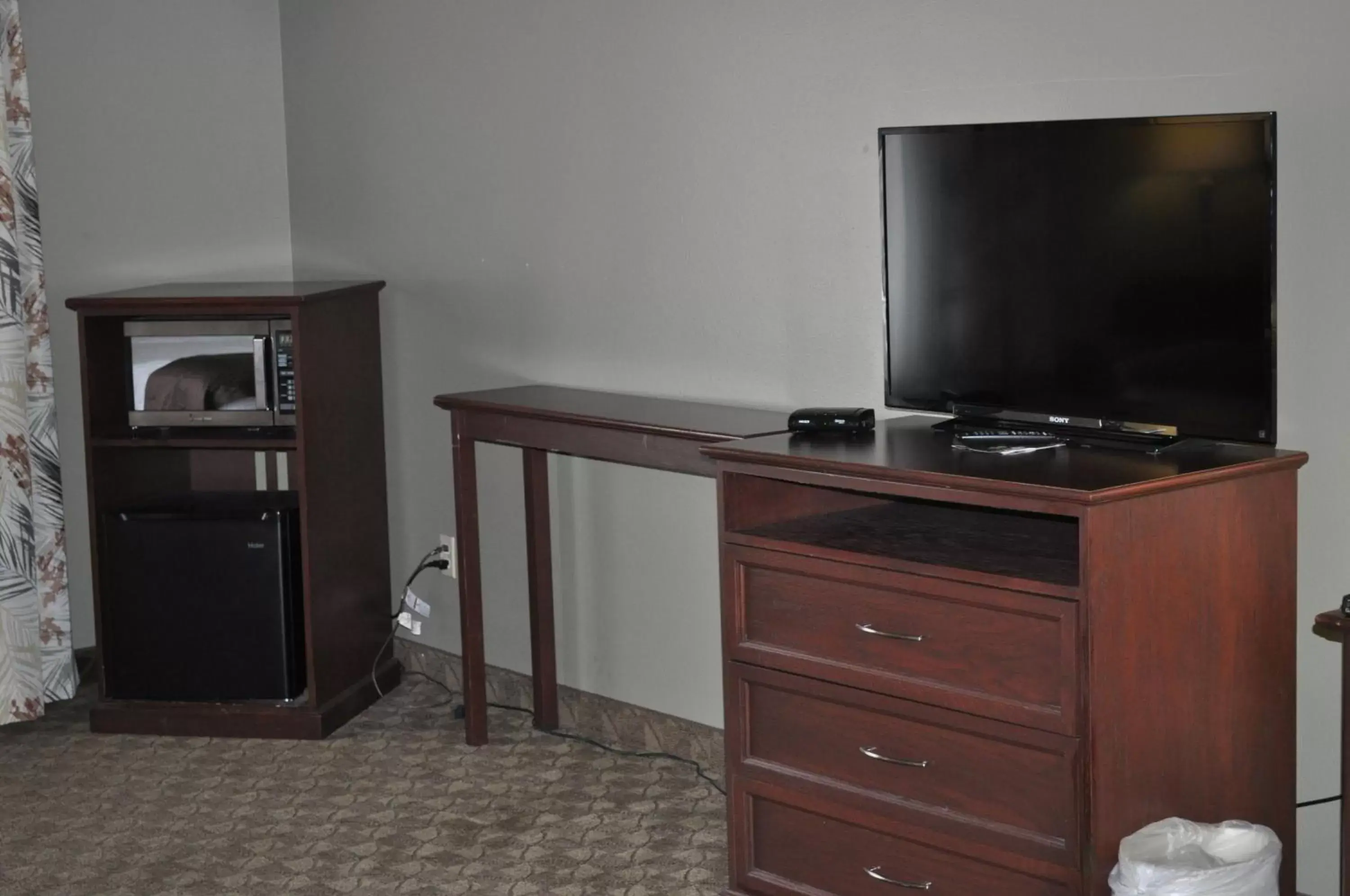 TV/Entertainment Center in Seaport Inn & Suites