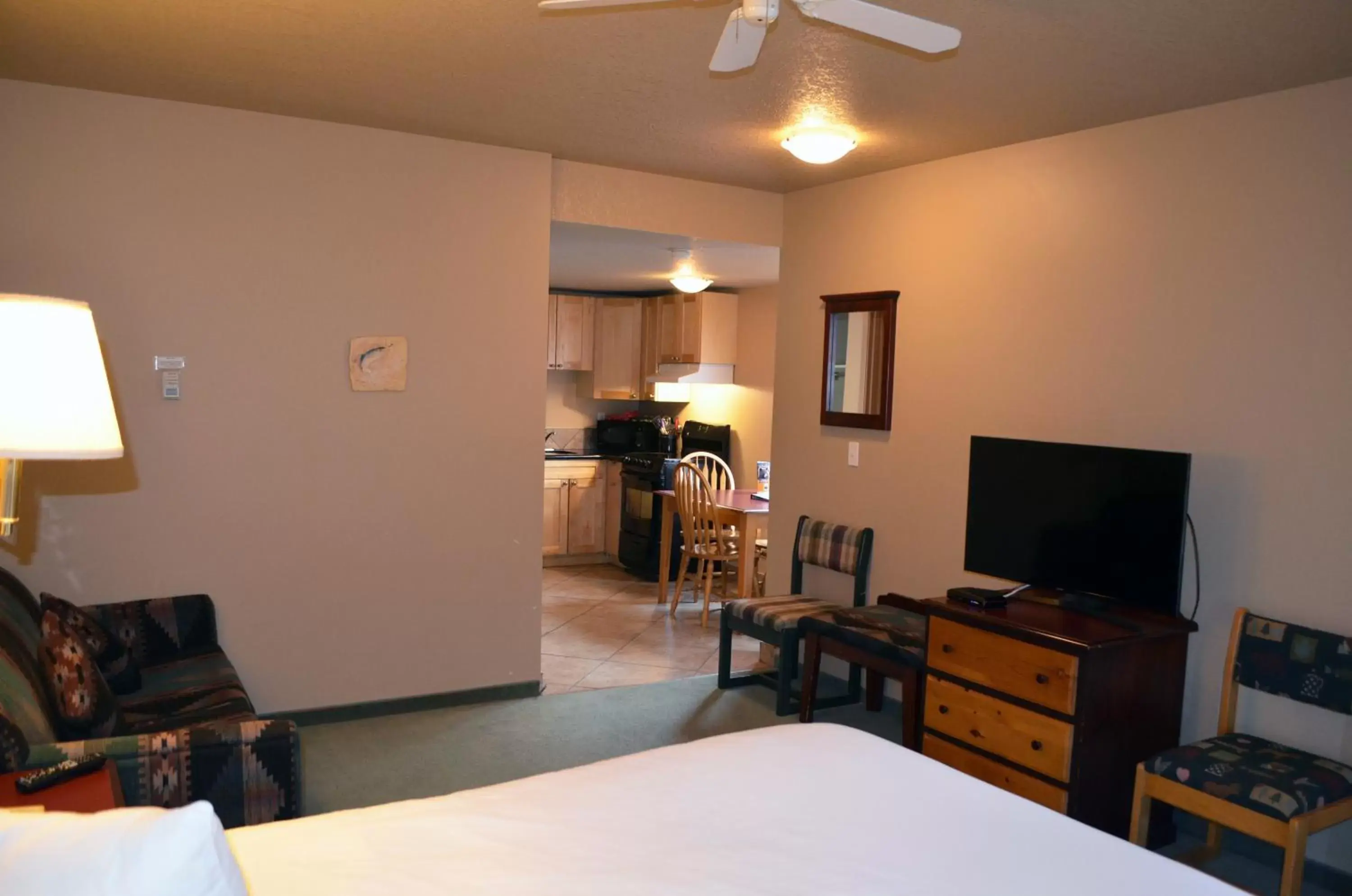 Bedroom, TV/Entertainment Center in Waterton Lakes Lodge Resort