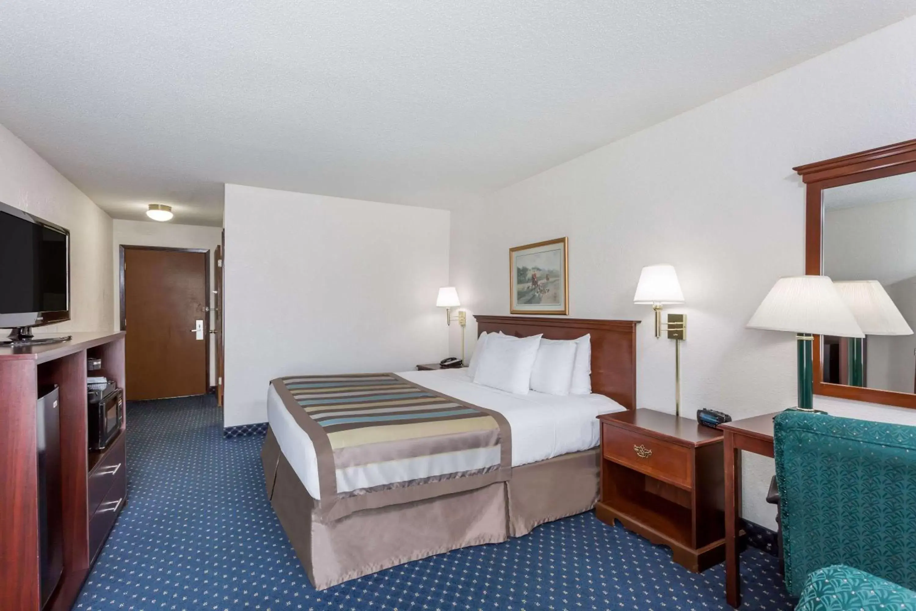 Photo of the whole room, Bed in Baymont by Wyndham Greensboro/Coliseum