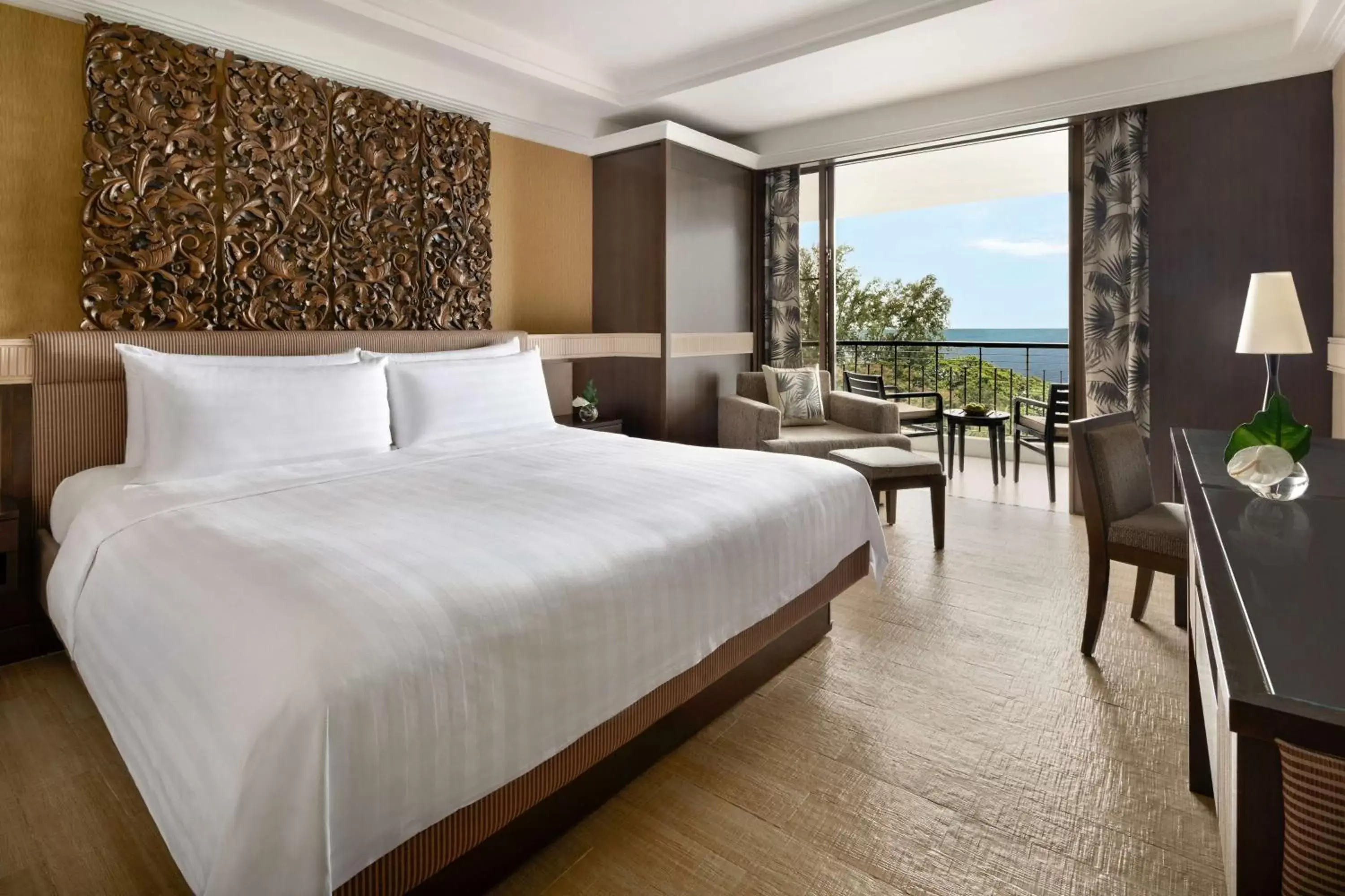 Photo of the whole room, Bed in Shangri-La Golden Sands, Penang