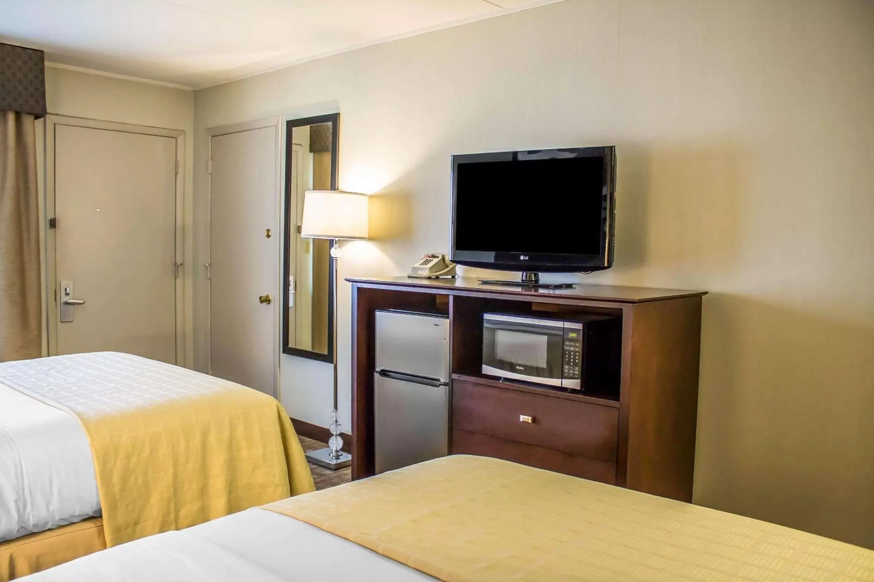 Photo of the whole room, Bed in Quality Inn Cambridge Photo of the whole room, Bed in Quality Inn Cambridge