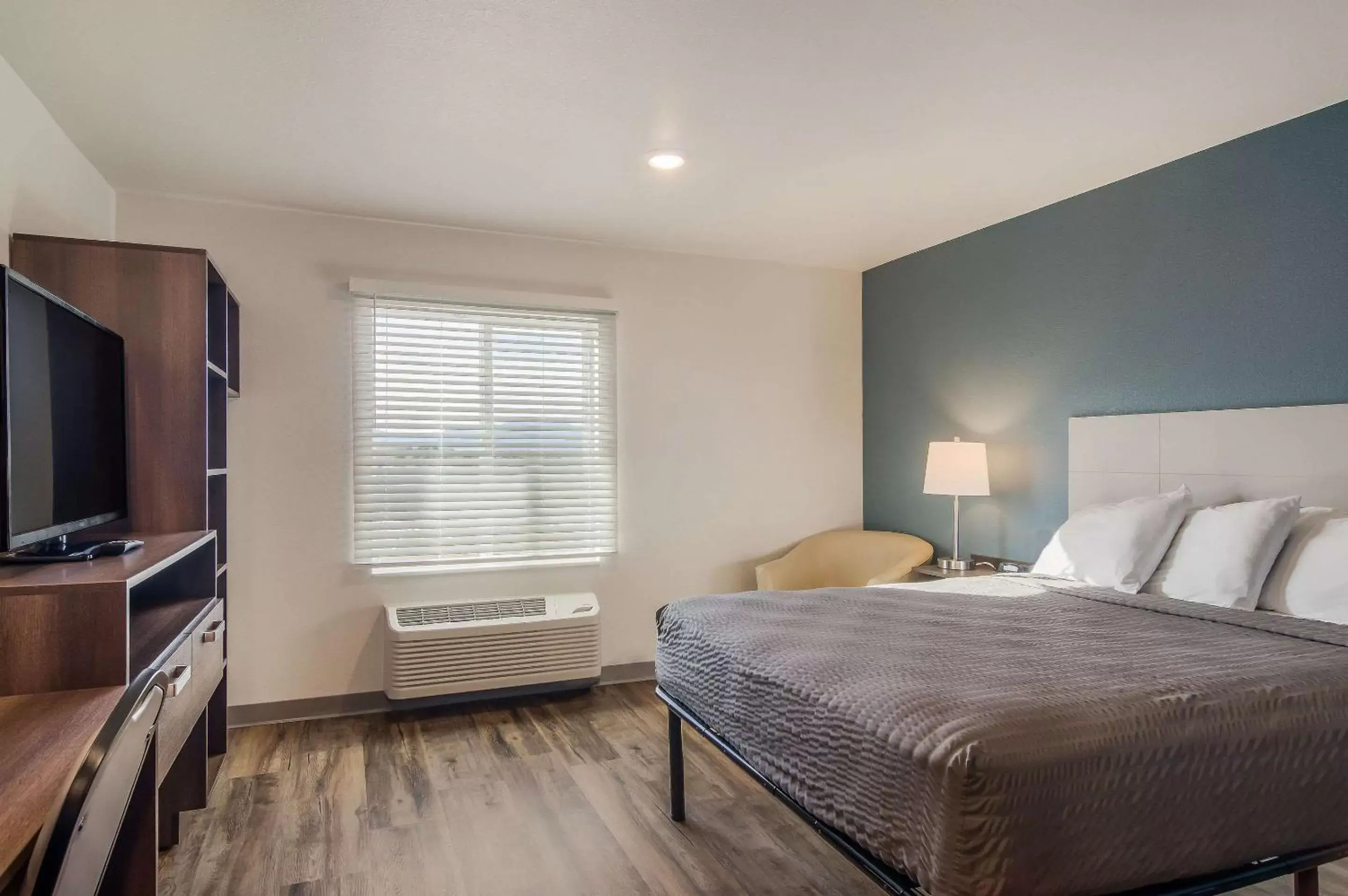 Photo of the whole room, Bed in WoodSpring Suites Broomfield-Westminster