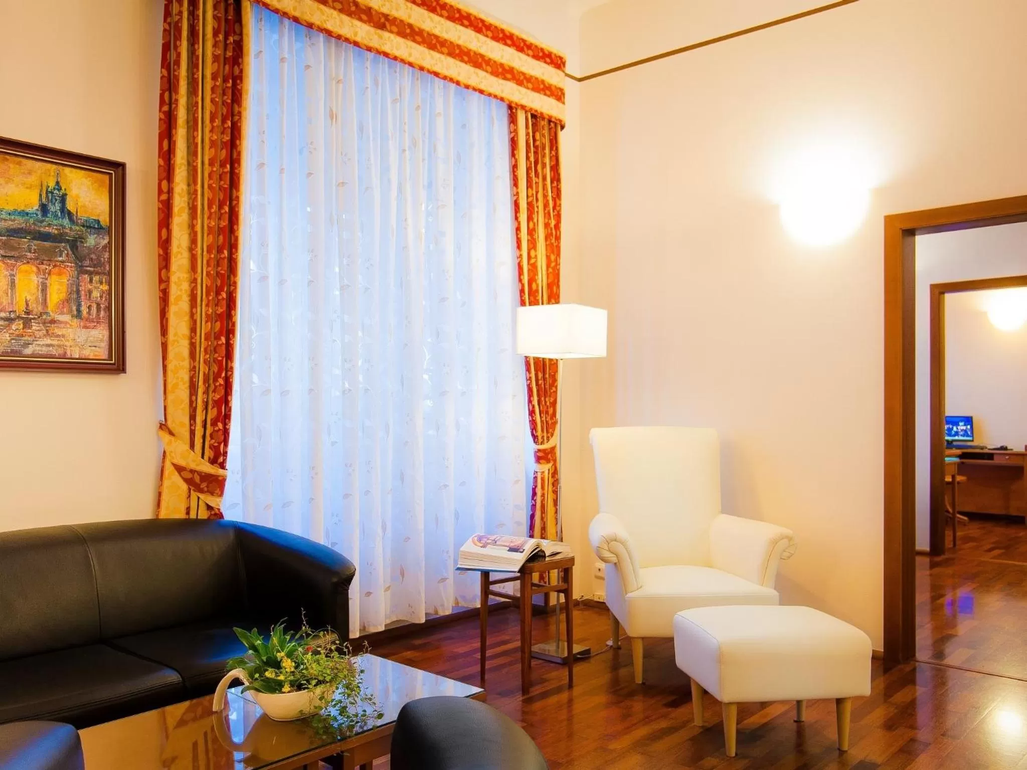 Living room in Cloister Inn Hotel