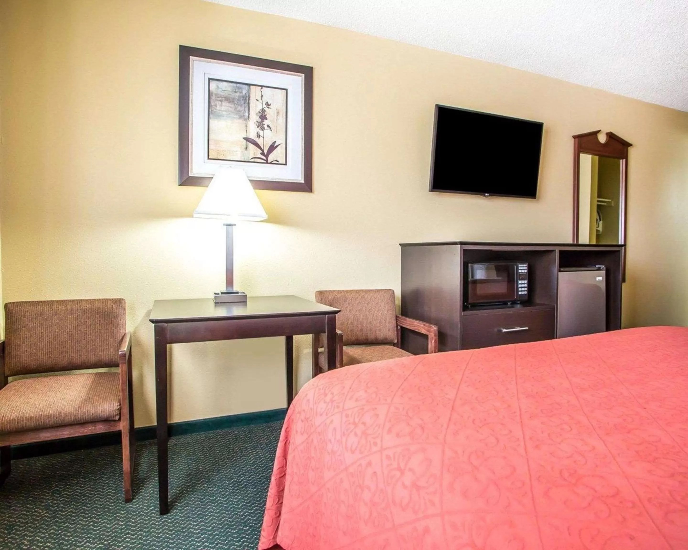 Photo of the whole room, Bed in Quality Inn Morton at I-74