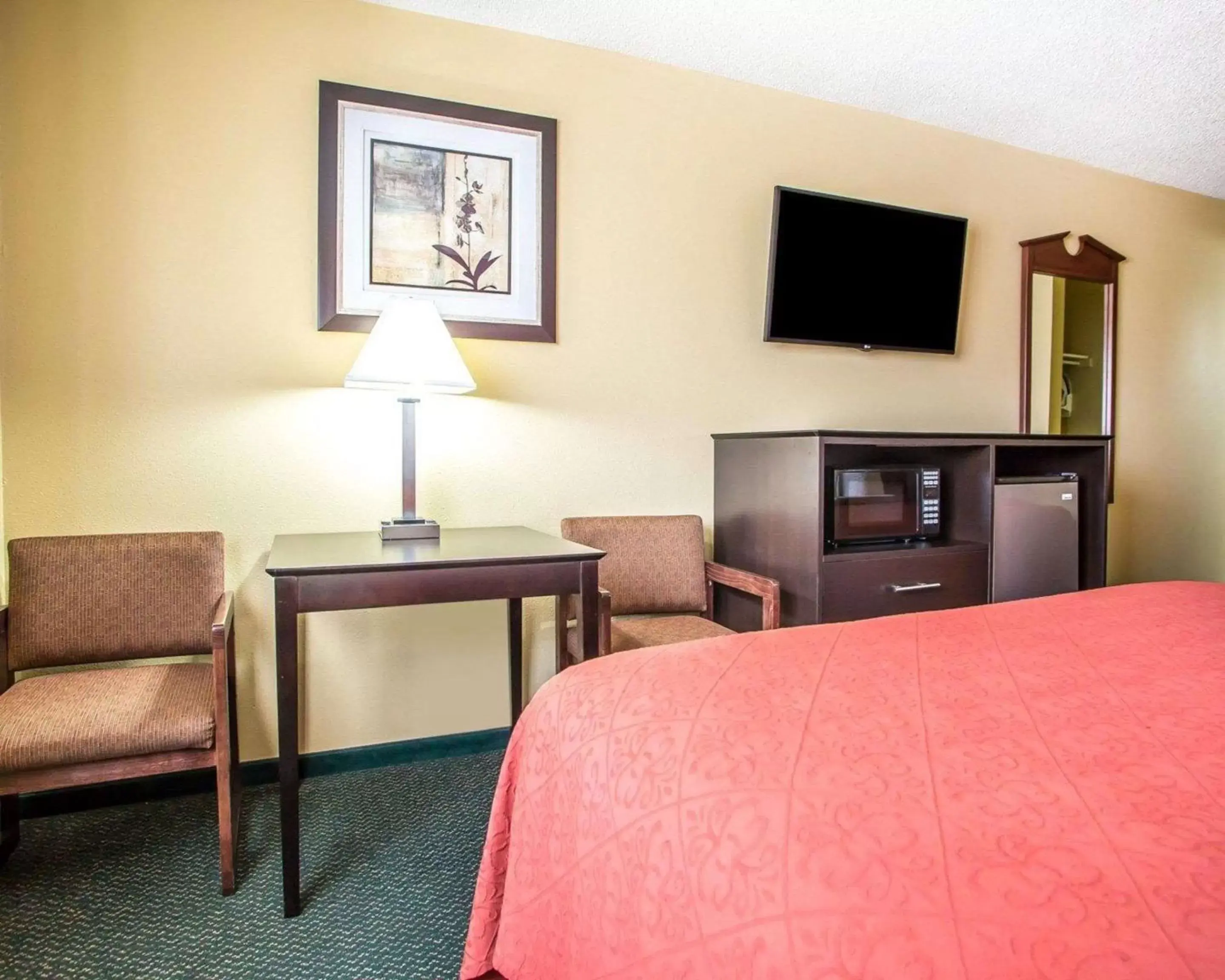 Photo of the whole room, TV/Entertainment Center in Quality Inn Morton at I-74