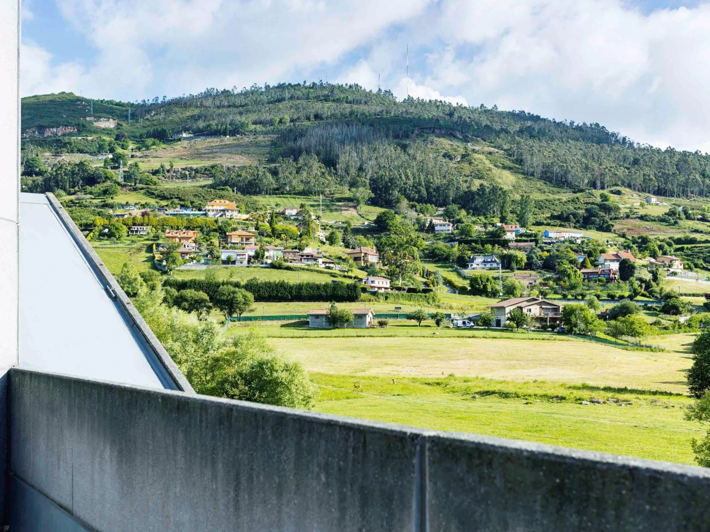 Property building in Ibis Oviedo