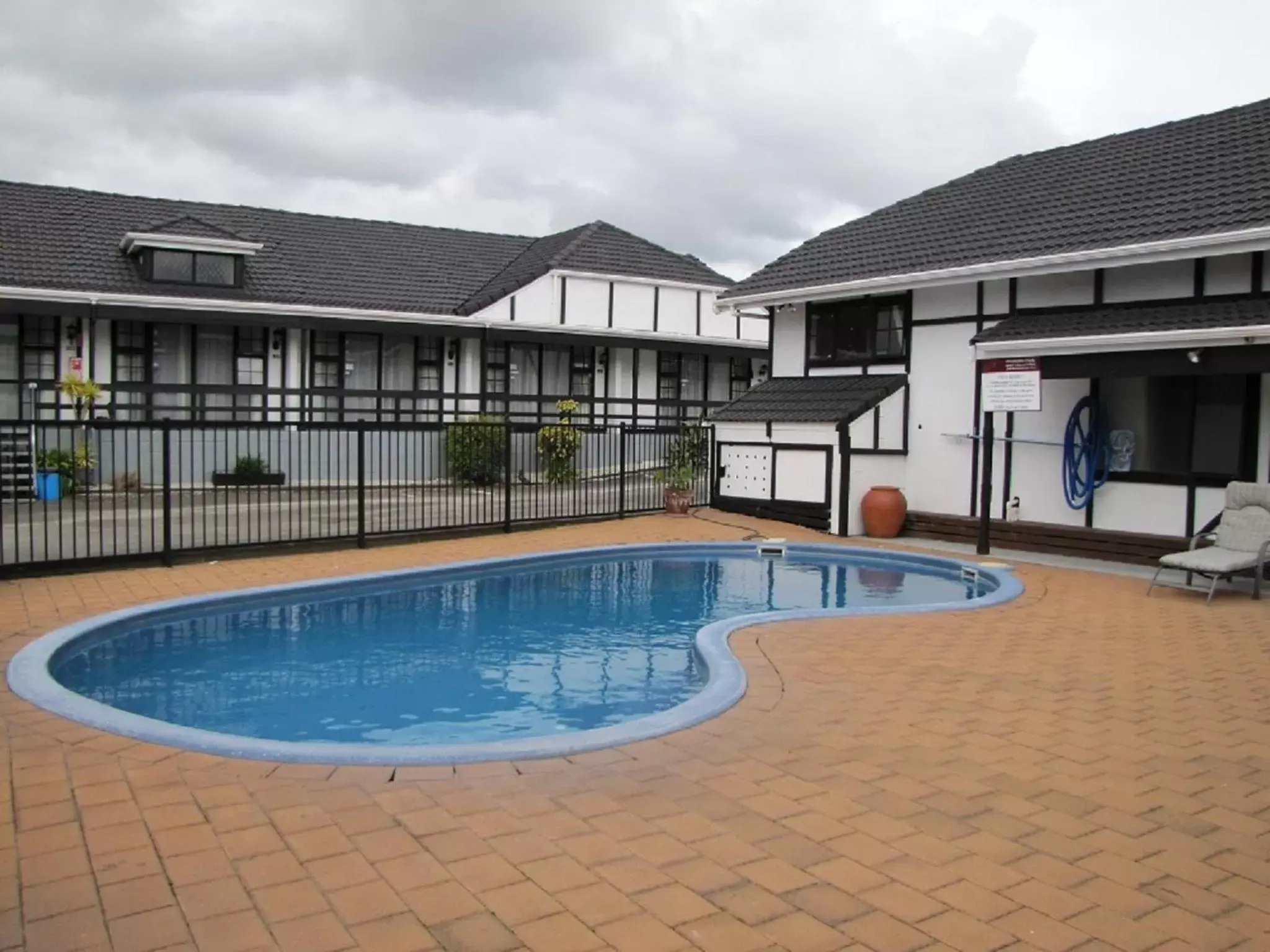 Swimming Pool in Devonwood Motel