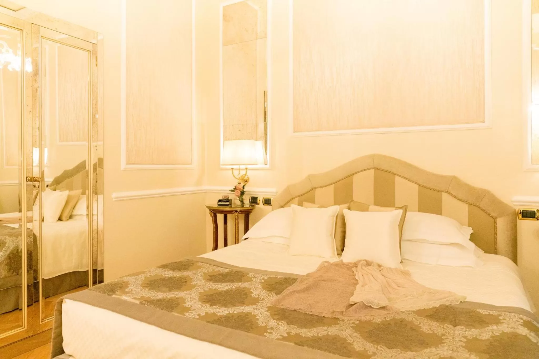 Photo of the whole room, Bed in Grand Hotel Majestic gia' Baglioni